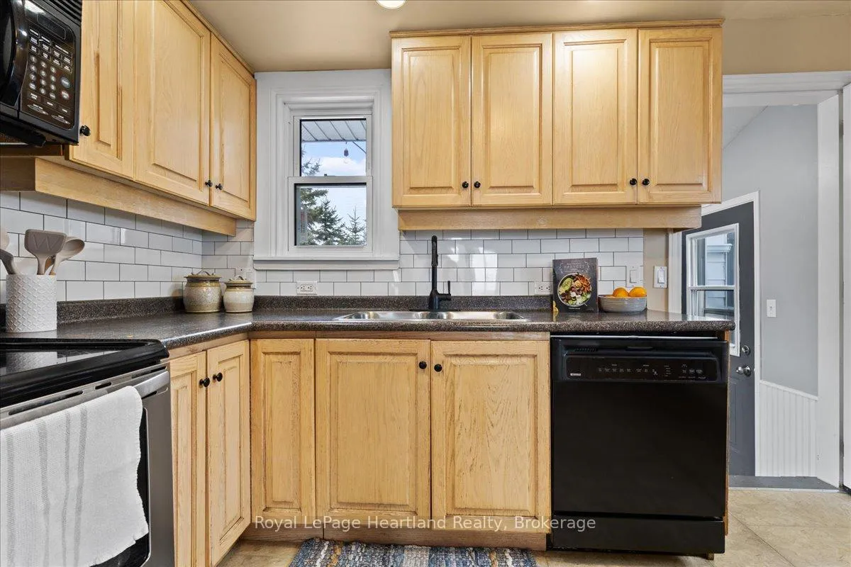 Photo 11 of 7637 Wellington Road 7, Mapleton, Rural Mapleton — HOMEH