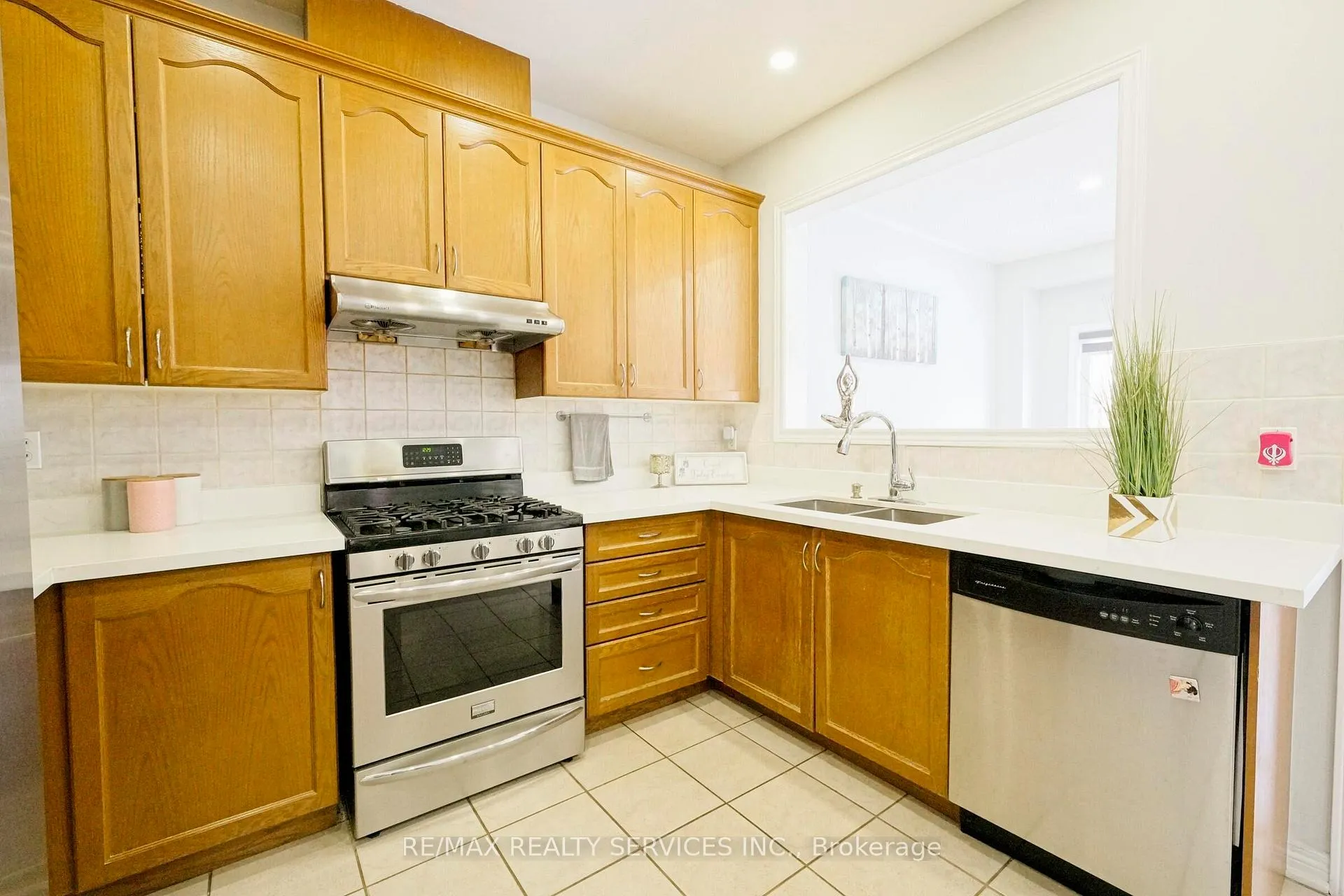 Photo 11 of 49 Crystalview Crescent, Brampton, Bram East — HOMEH