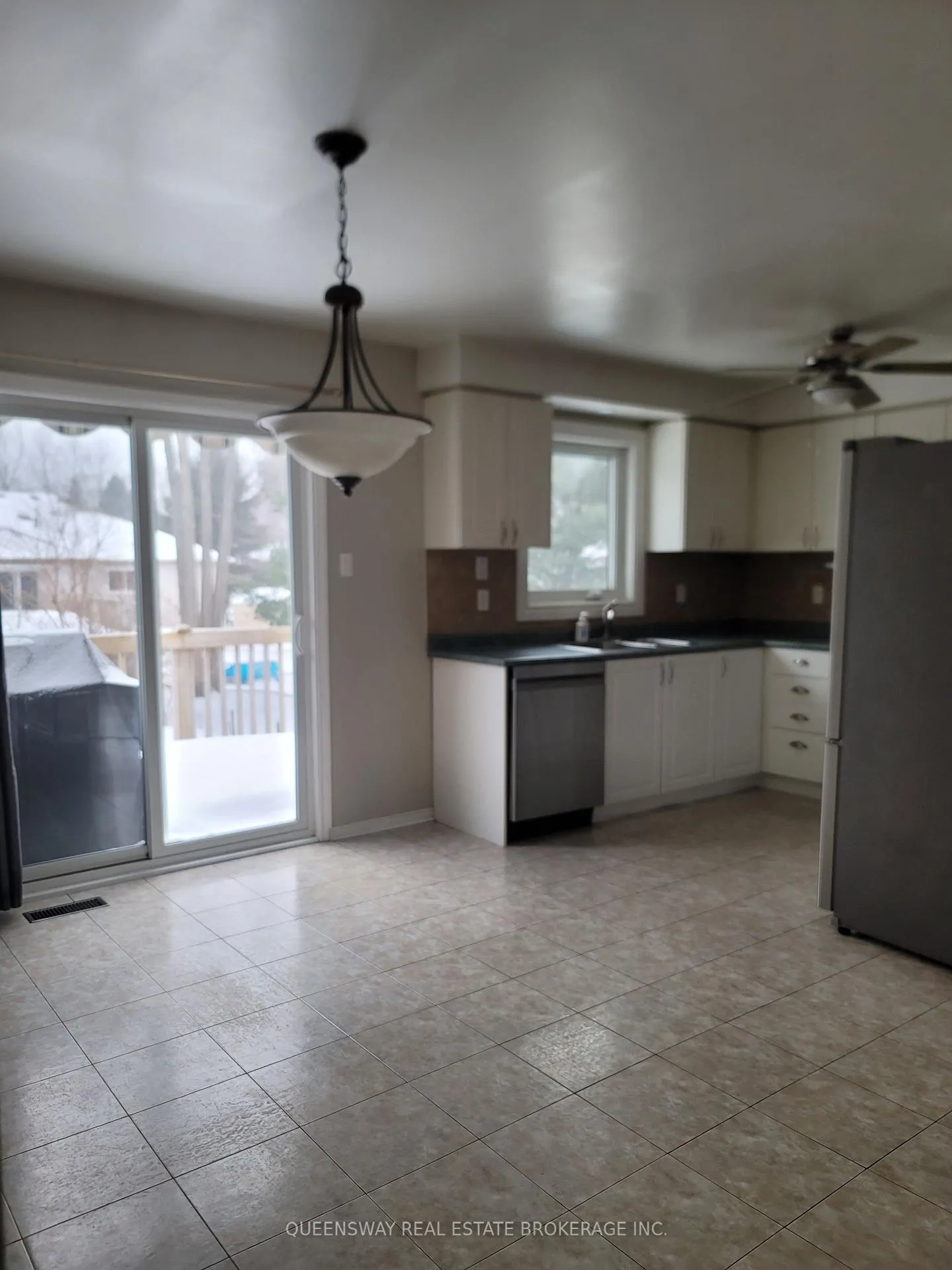 Photo 4 of 50 Acorn Crescent, Wasaga Beach — HOMEH
