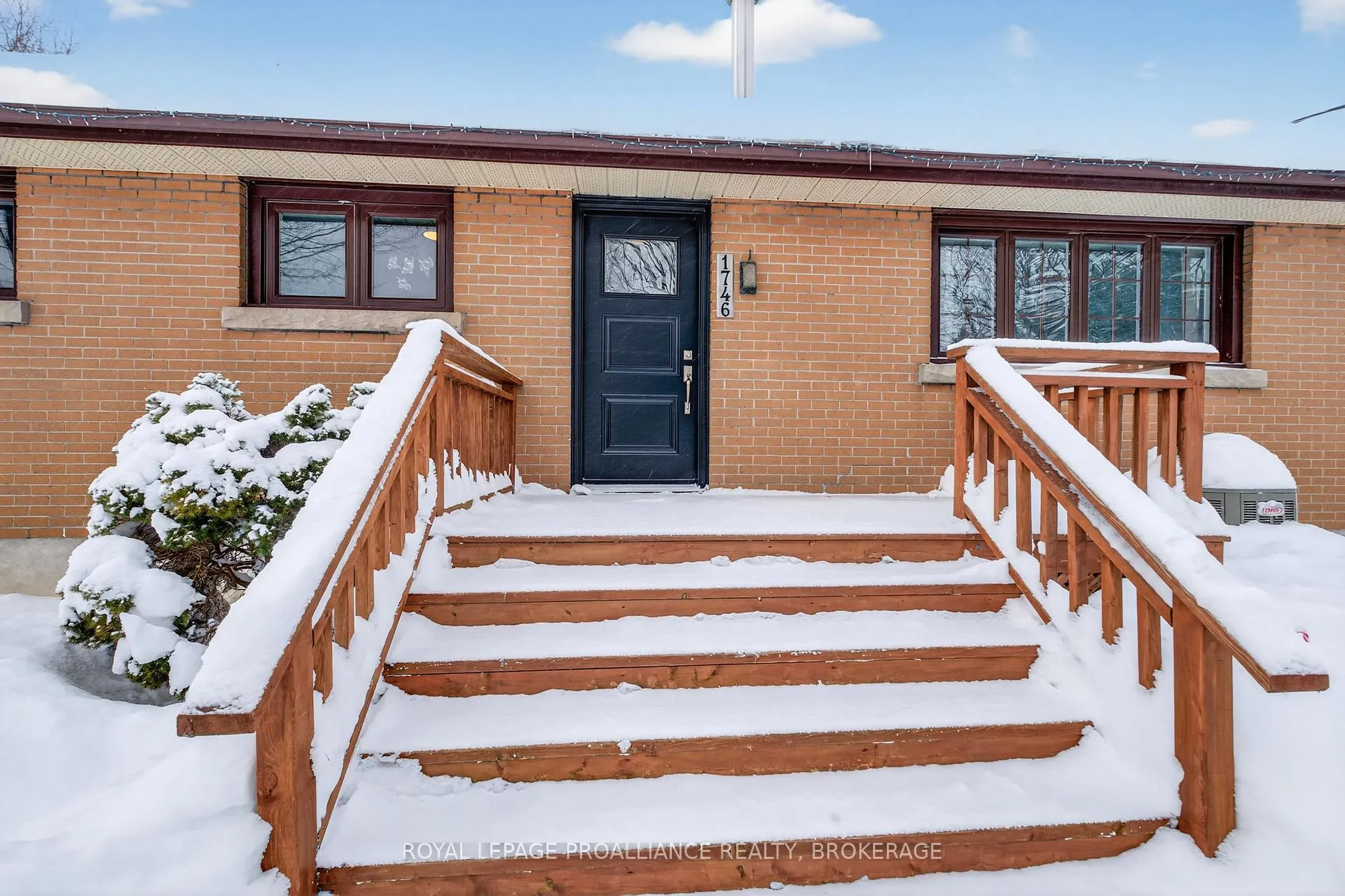 Photo 3 of 1746 Marian Crescent, Kingston, City North of 401 — HOMEH