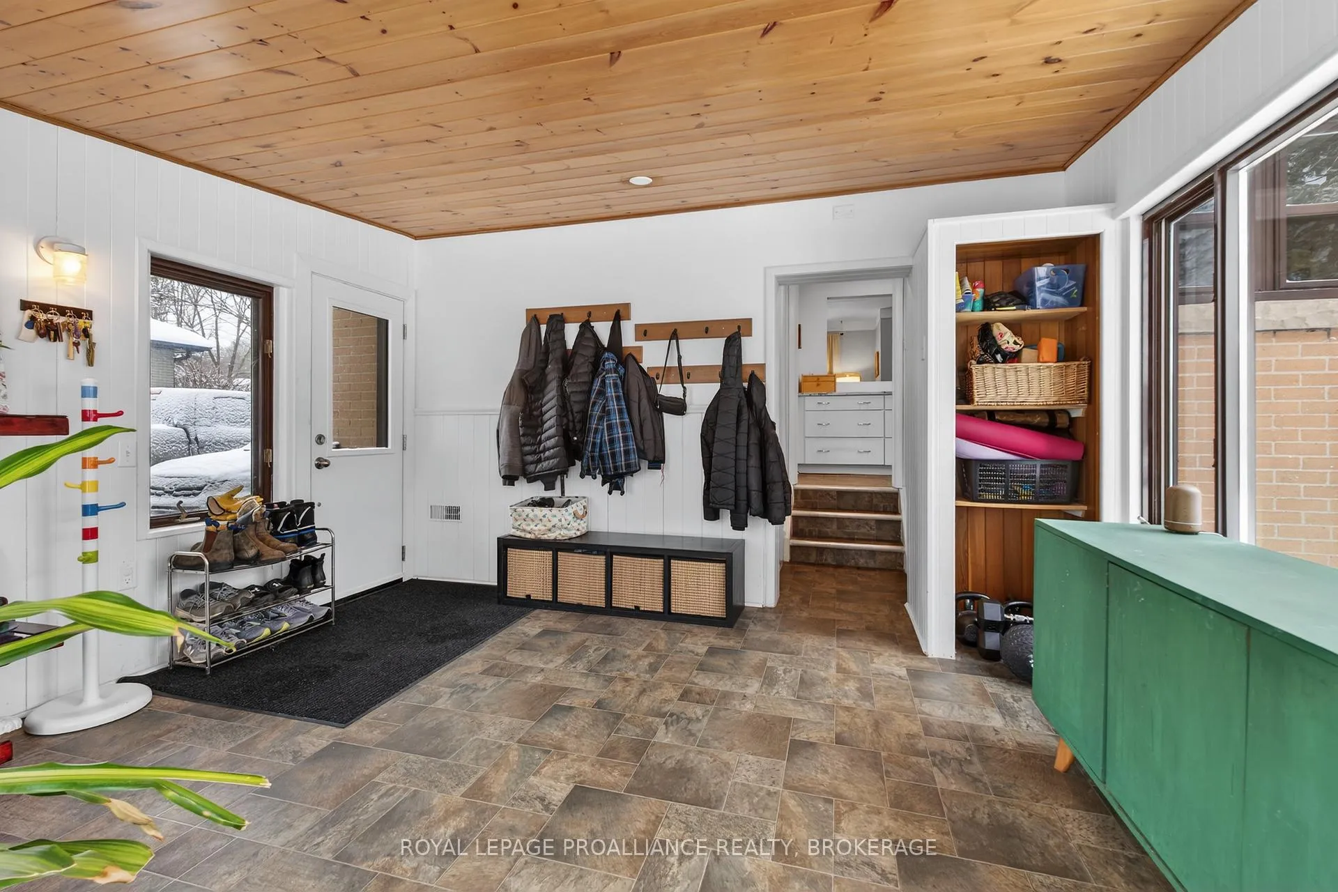 Photo 5 of 1746 Marian Crescent, Kingston, City North of 401 — HOMEH