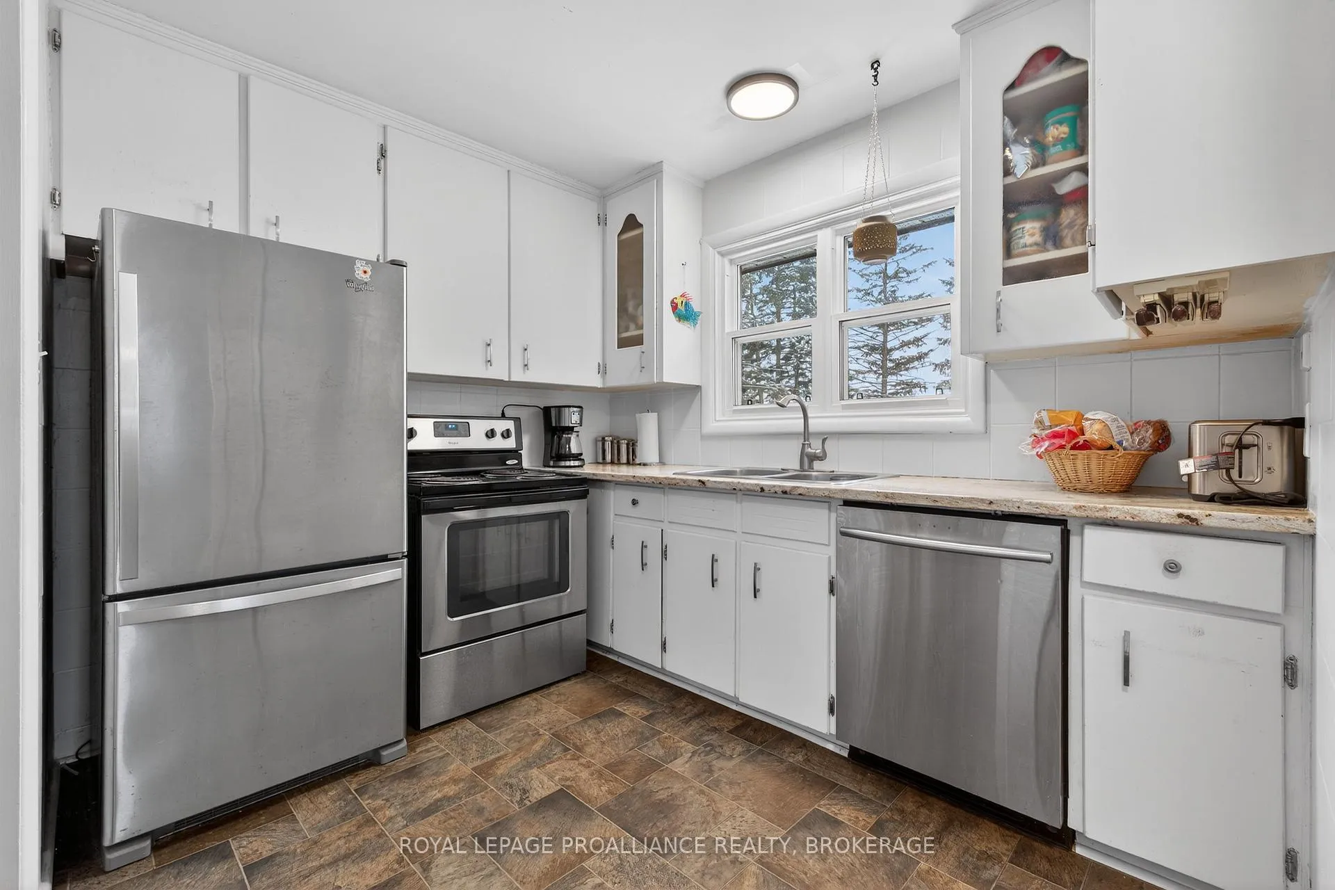 Photo 11 of 1746 Marian Crescent, Kingston, City North of 401 — HOMEH