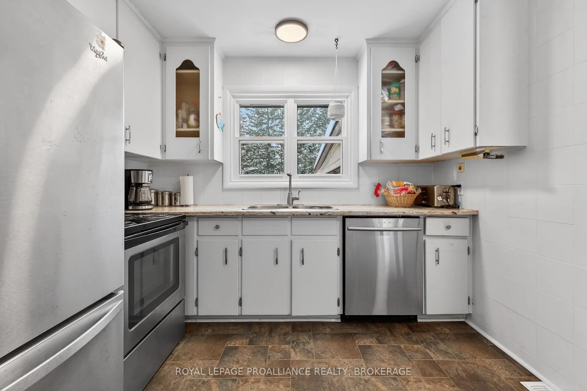 Photo 14 of 1746 Marian Crescent, Kingston, City North of 401 — HOMEH