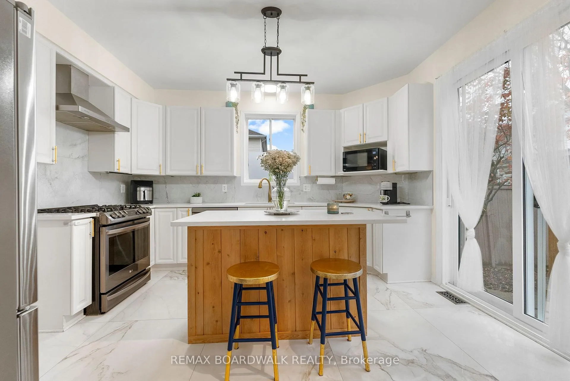 Photo 15 of 34 Catterick Crescent, Ottawa, Kanata - Morgan's Grant/South March — HOMEH