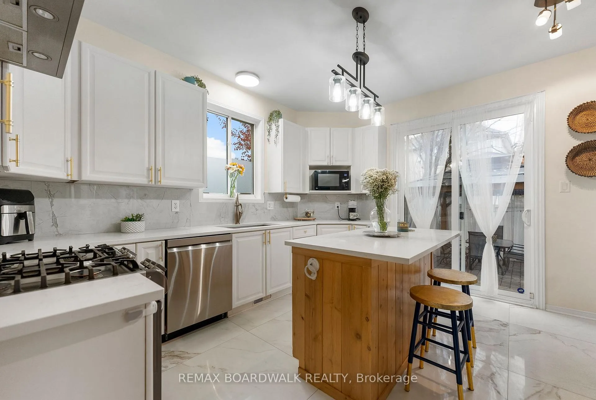Photo 17 of 34 Catterick Crescent, Ottawa, Kanata - Morgan's Grant/South March — HOMEH