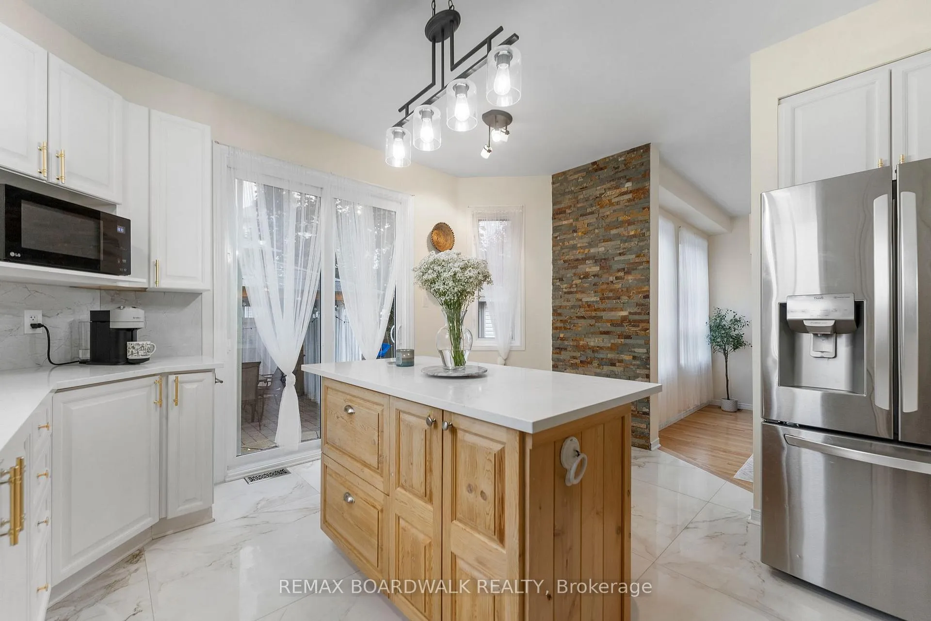 Photo 18 of 34 Catterick Crescent, Ottawa, Kanata - Morgan's Grant/South March — HOMEH