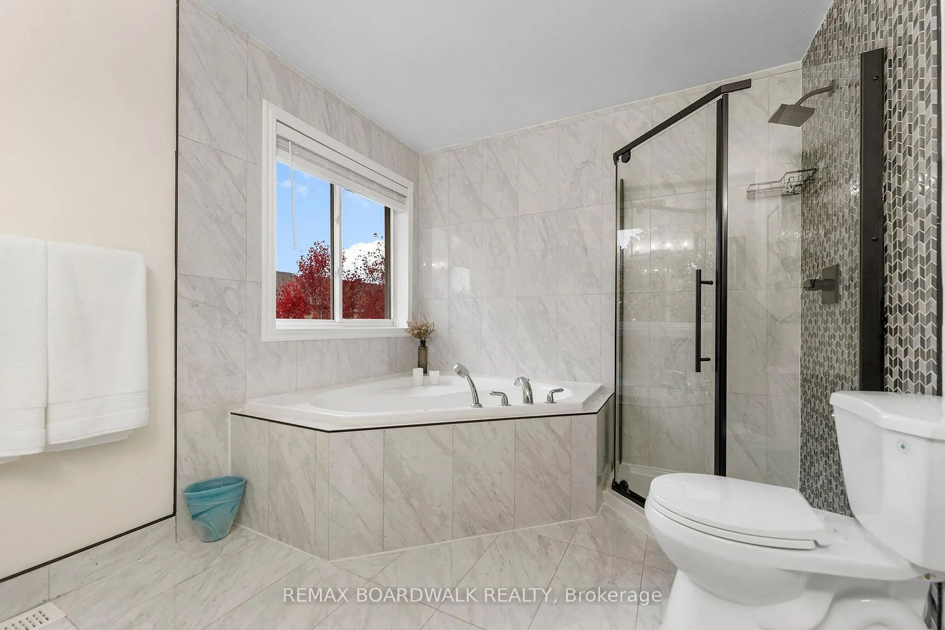 Photo 23 of 34 Catterick Crescent, Ottawa, Kanata - Morgan's Grant/South March — HOMEH