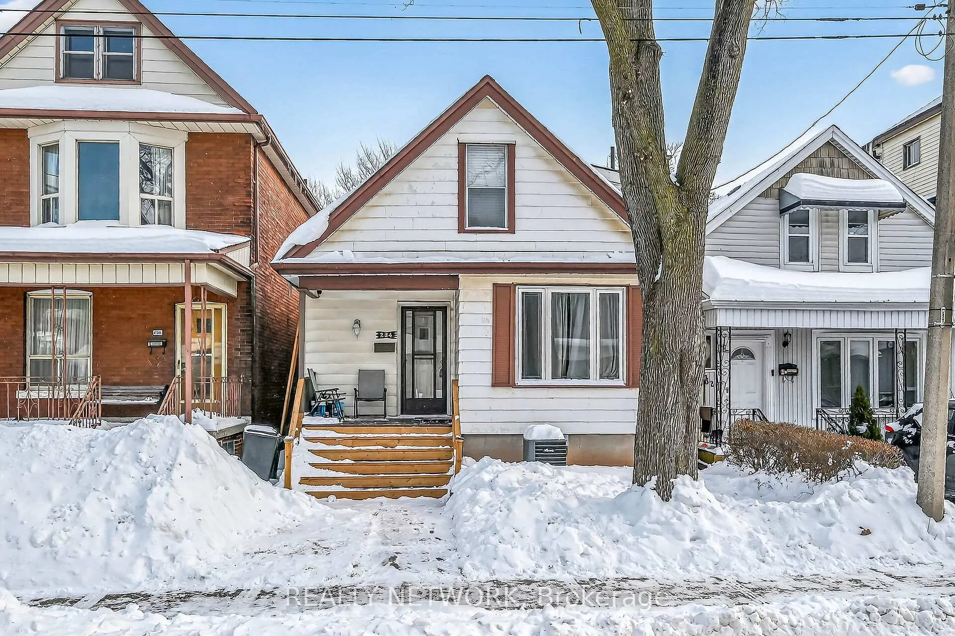 Photo 2 of 234 Balmoral Avenue N, Hamilton, Crown Point — HOMEH