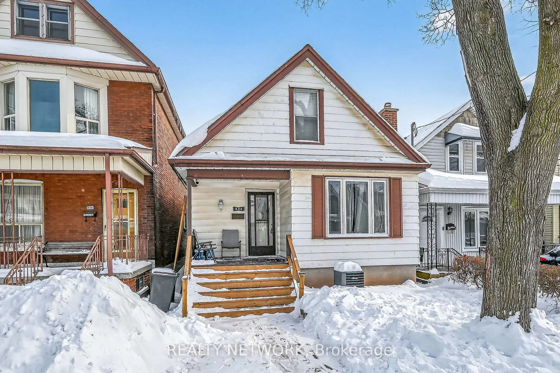Photo 4 of 234 Balmoral Avenue N, Hamilton, Crown Point — HOMEH