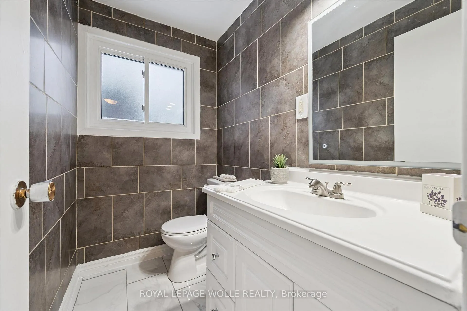 Photo 19 of 11 Ingleside Drive, Kitchener, Victoria Hills — HOMEH