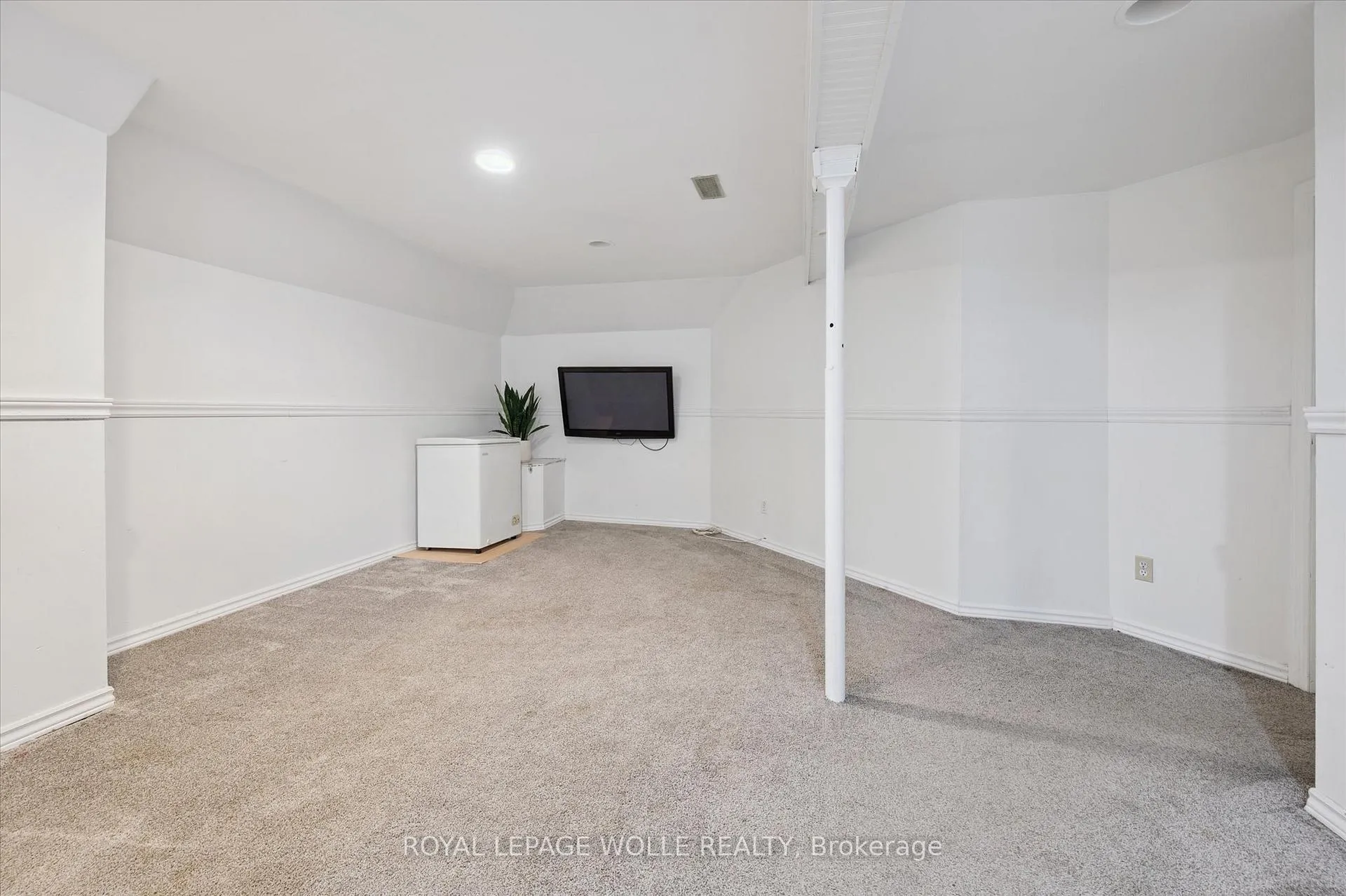 Photo 35 of 11 Ingleside Drive, Kitchener, Victoria Hills — HOMEH