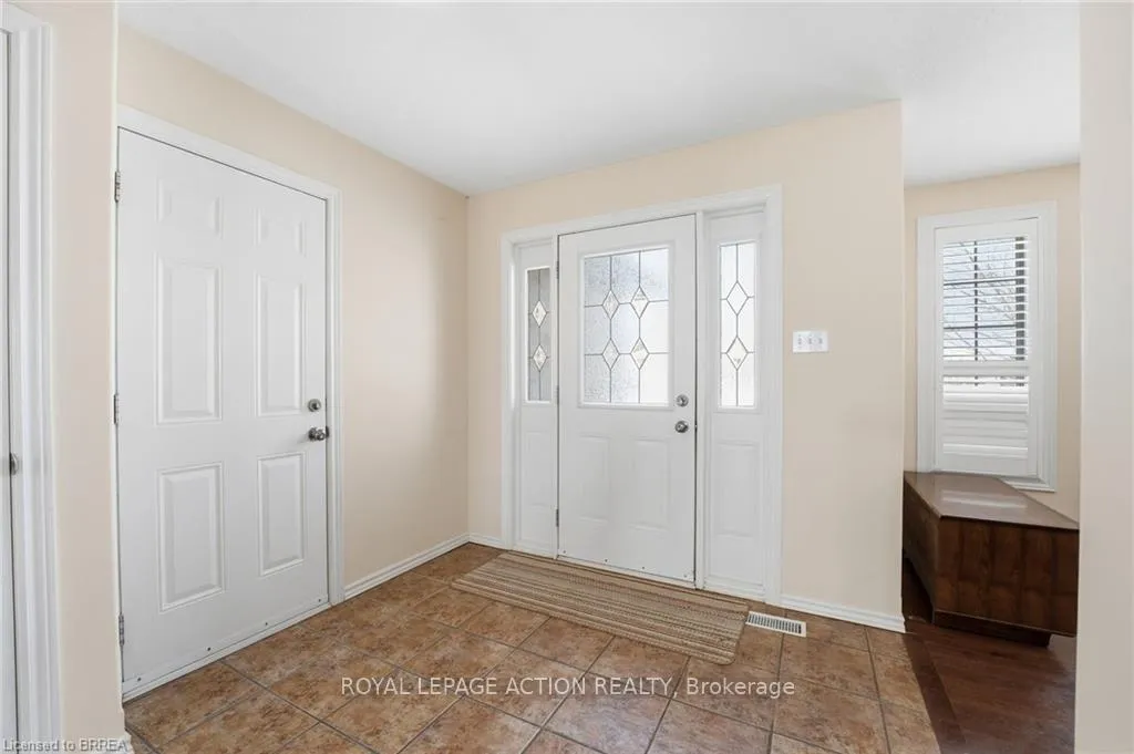 Photo 5 of 28 Mansfield Drive, Brant, South Dumfries — HOMEH