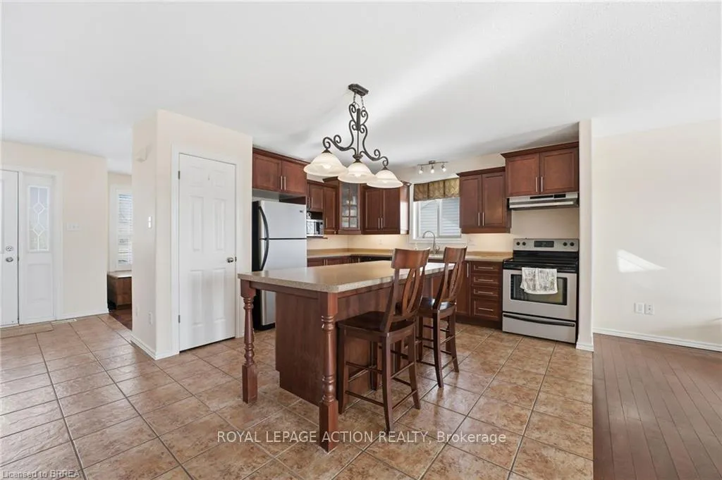 Photo 6 of 28 Mansfield Drive, Brant, South Dumfries — HOMEH
