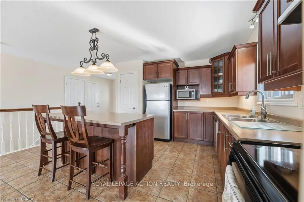 Photo 8 of 28 Mansfield Drive, Brant, South Dumfries — HOMEH