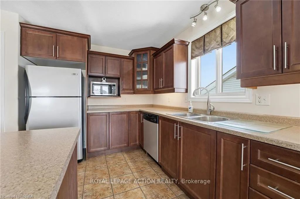 Photo 9 of 28 Mansfield Drive, Brant, South Dumfries — HOMEH