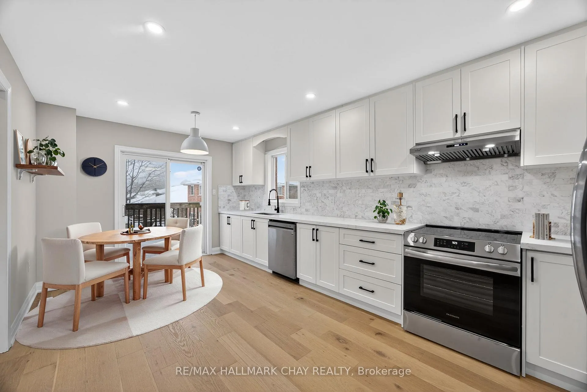 Photo 3 of 32 Bloom Crescent, Barrie, Ardagh — HOMEH