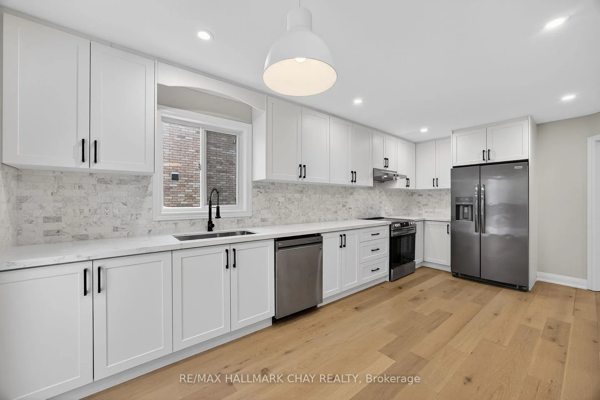 Photo 4 of 32 Bloom Crescent, Barrie, Ardagh — HOMEH