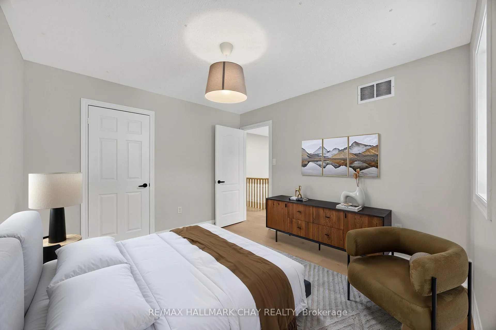 Photo 18 of 32 Bloom Crescent, Barrie, Ardagh — HOMEH