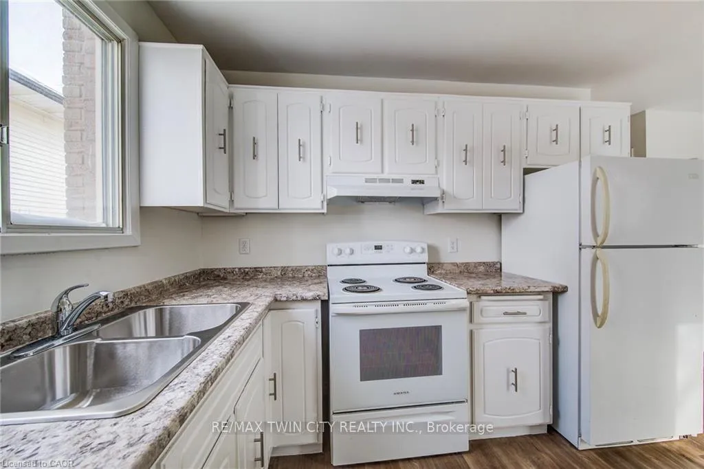 Photo 17 of 839 Doon Village Road, Kitchener — HOMEH