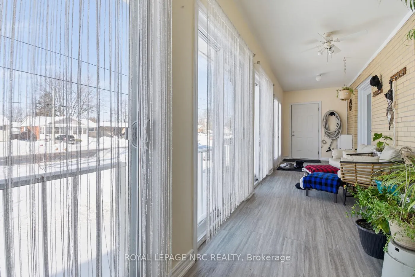 Photo 3 of 6384 Montrose Road, Niagara Falls, West Wood — HOMEH