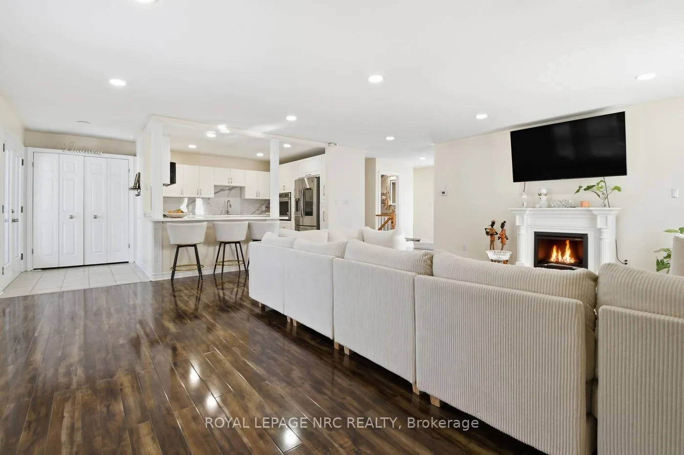 Photo 6 of 6384 Montrose Road, Niagara Falls, West Wood — HOMEH