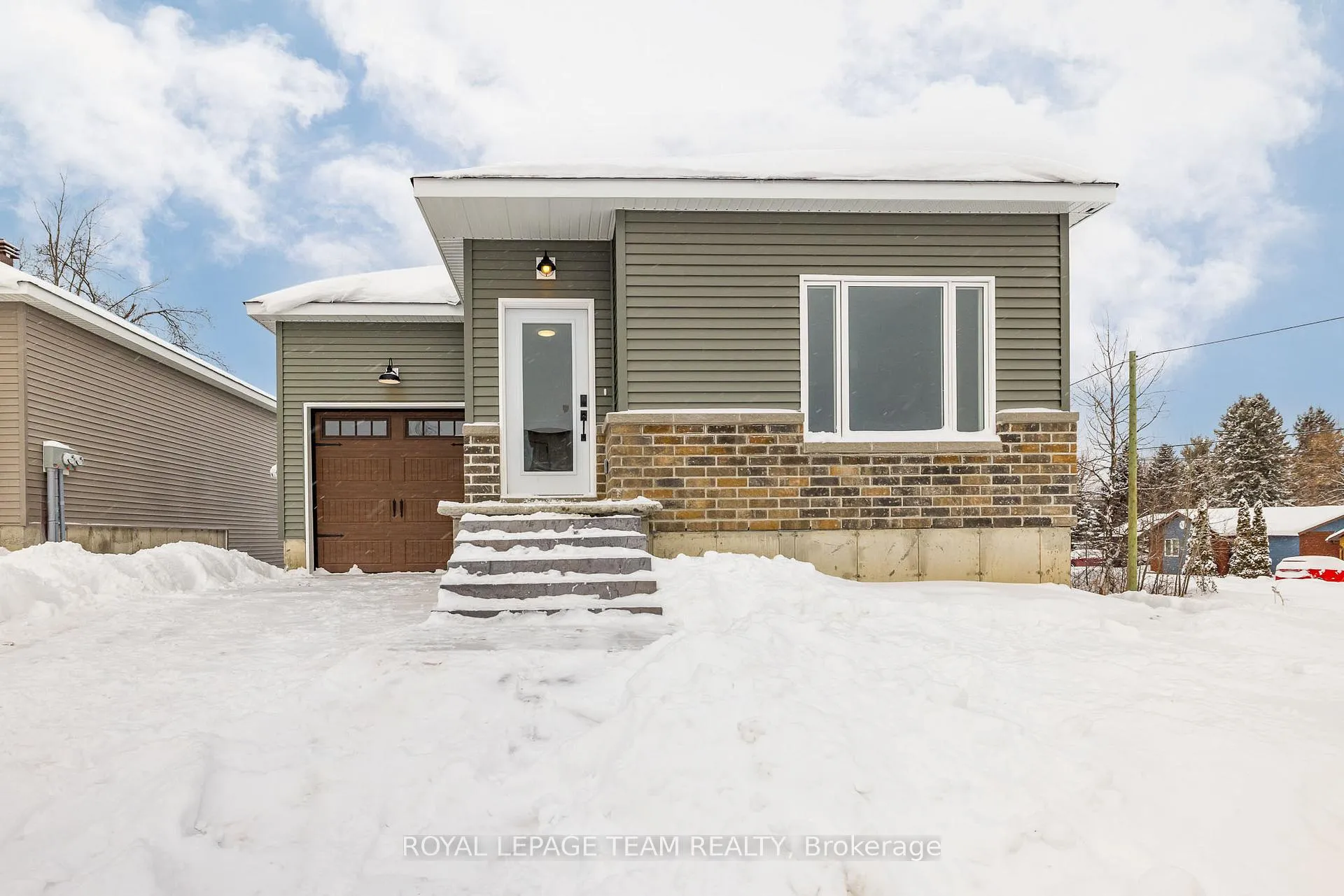 Front of 99 Alma Street W