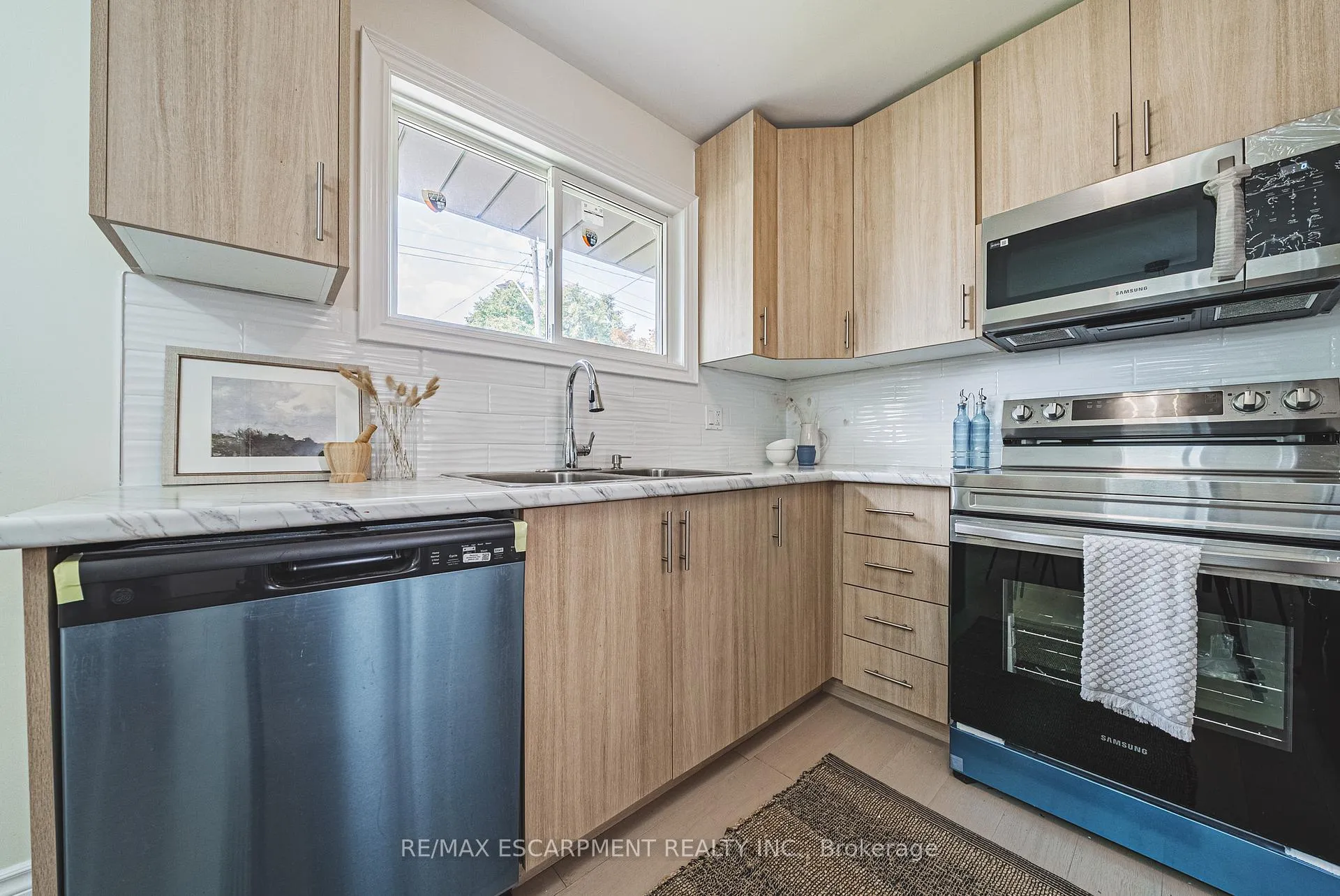 Photo 11 of 131 Welbourn Drive, Hamilton, Balfour — HOMEH