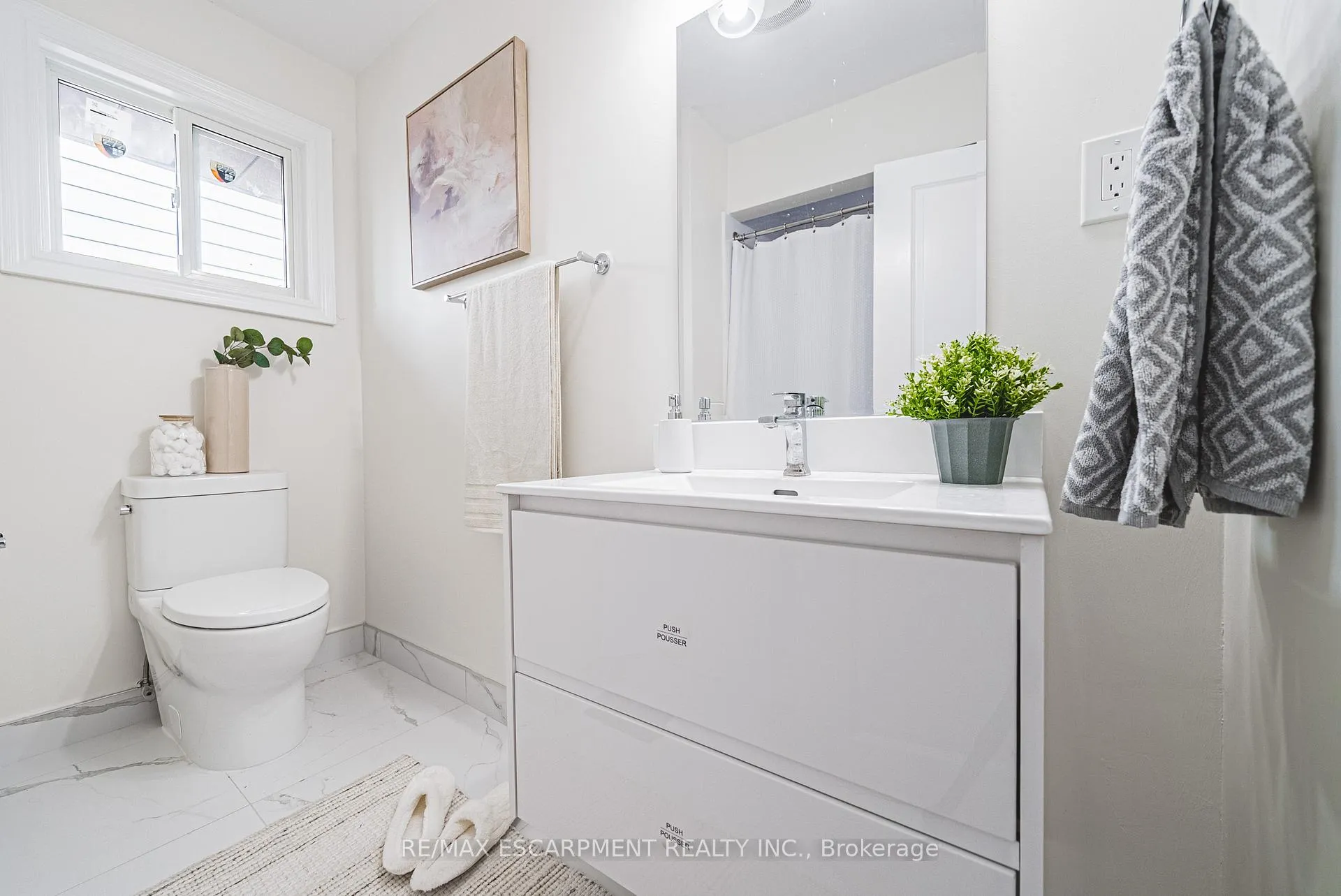Photo 21 of 131 Welbourn Drive, Hamilton, Balfour — HOMEH