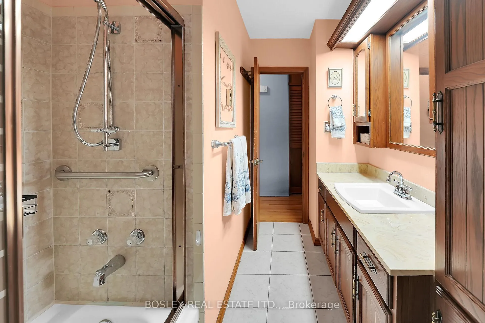 Photo 18 of 25 Lawrence Drive, Thorold, Confederation Heights — HOMEH
