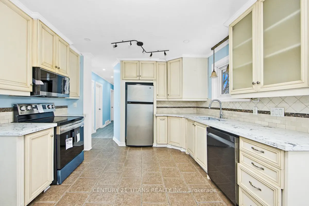 Photo 8 of 29 Switzer Drive, Oshawa, Centennial — HOMEH