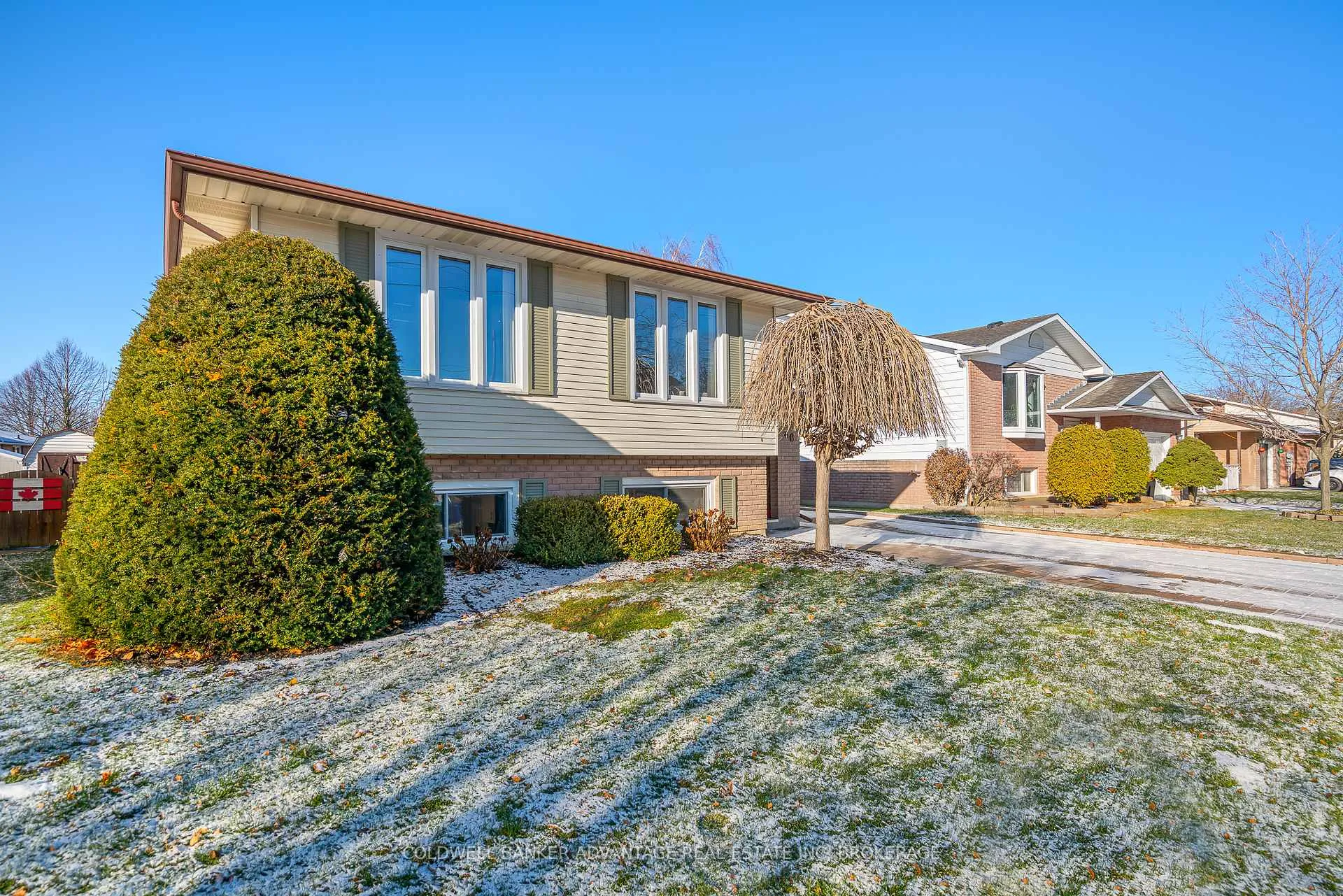 Photo 3 of 40 Crestcombe Road, St. Catharines, Ridley — HOMEH