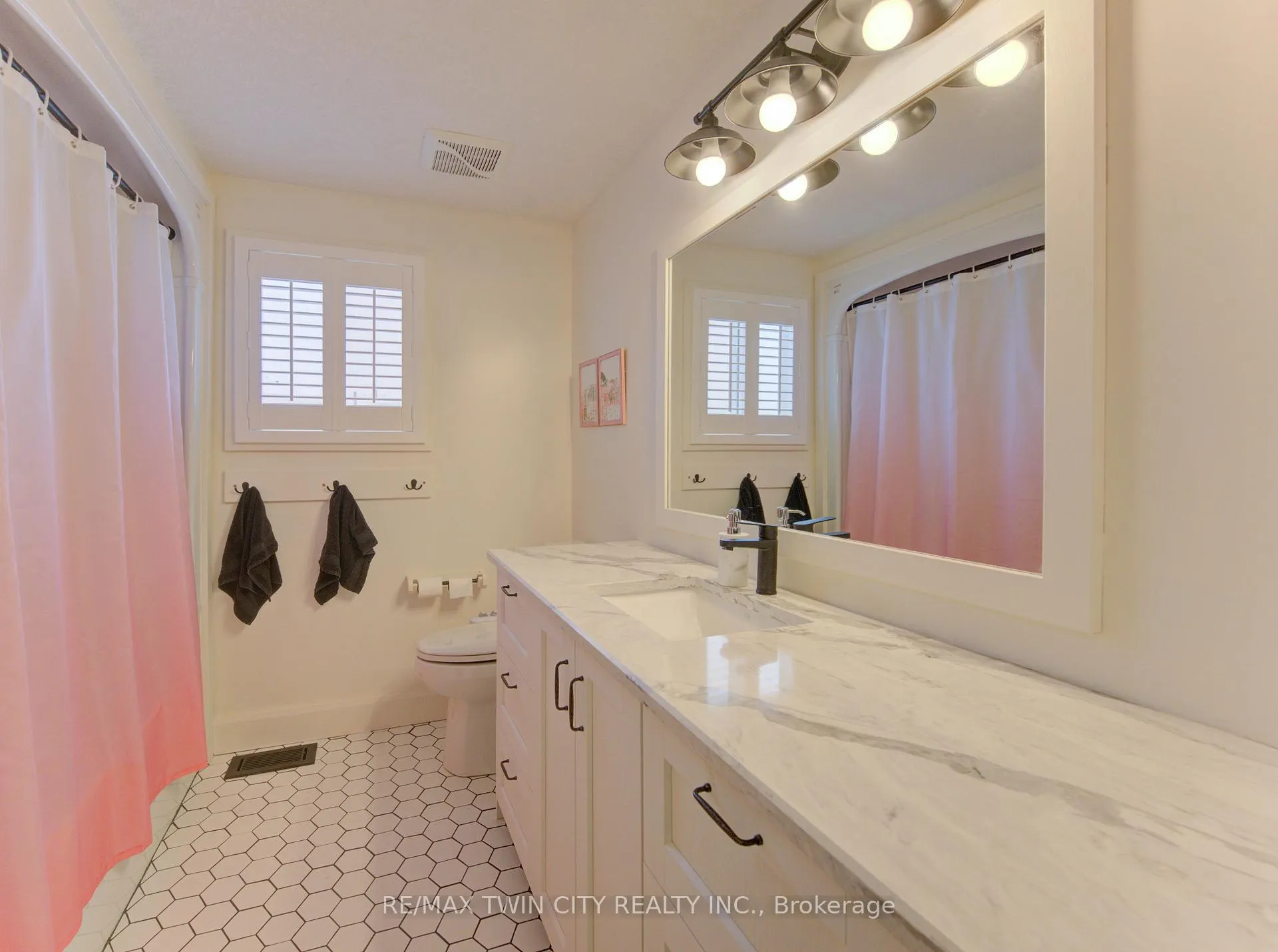 Photo 25 of 235 Bush Clover Crescent, Kitchener — HOMEH