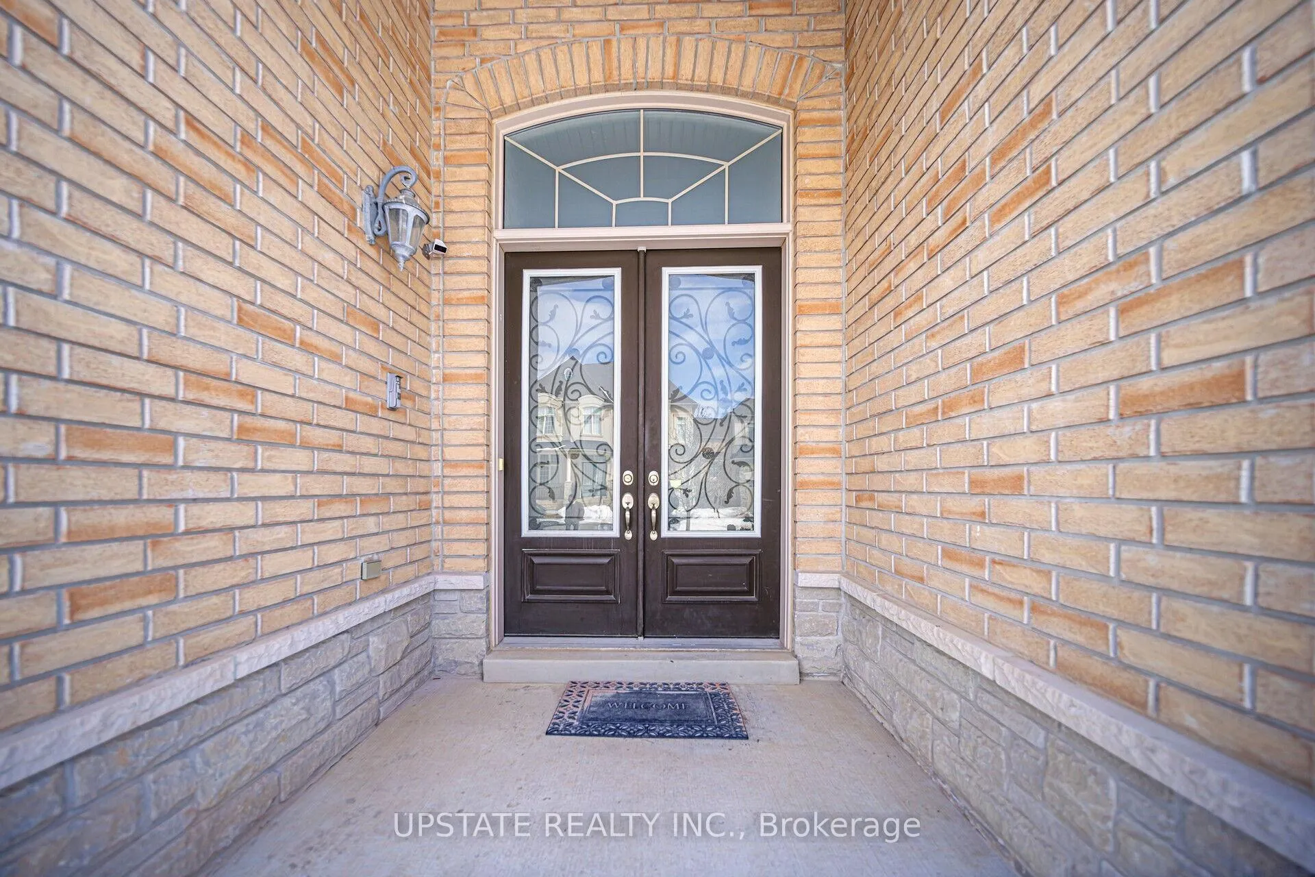 Photo 2 of 10 Agincourt Circle, Brampton, Credit Valley — HOMEH