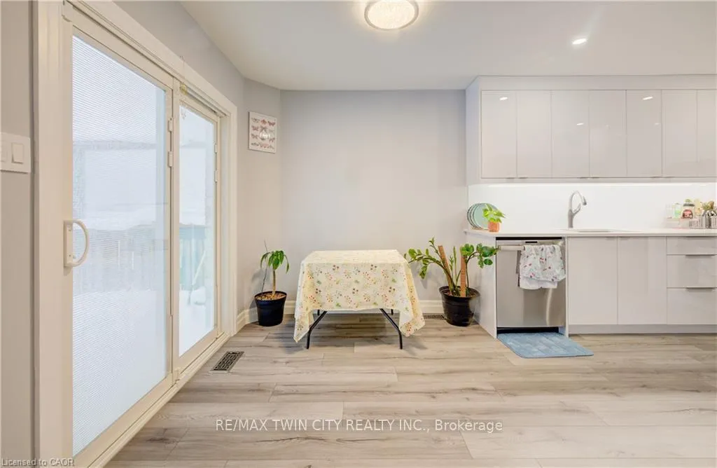 Photo 9 of 524 Windflower Crescent, Kitchener — HOMEH