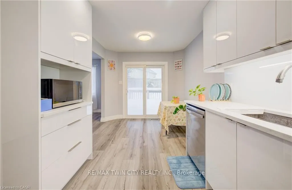 Photo 15 of 524 Windflower Crescent, Kitchener — HOMEH