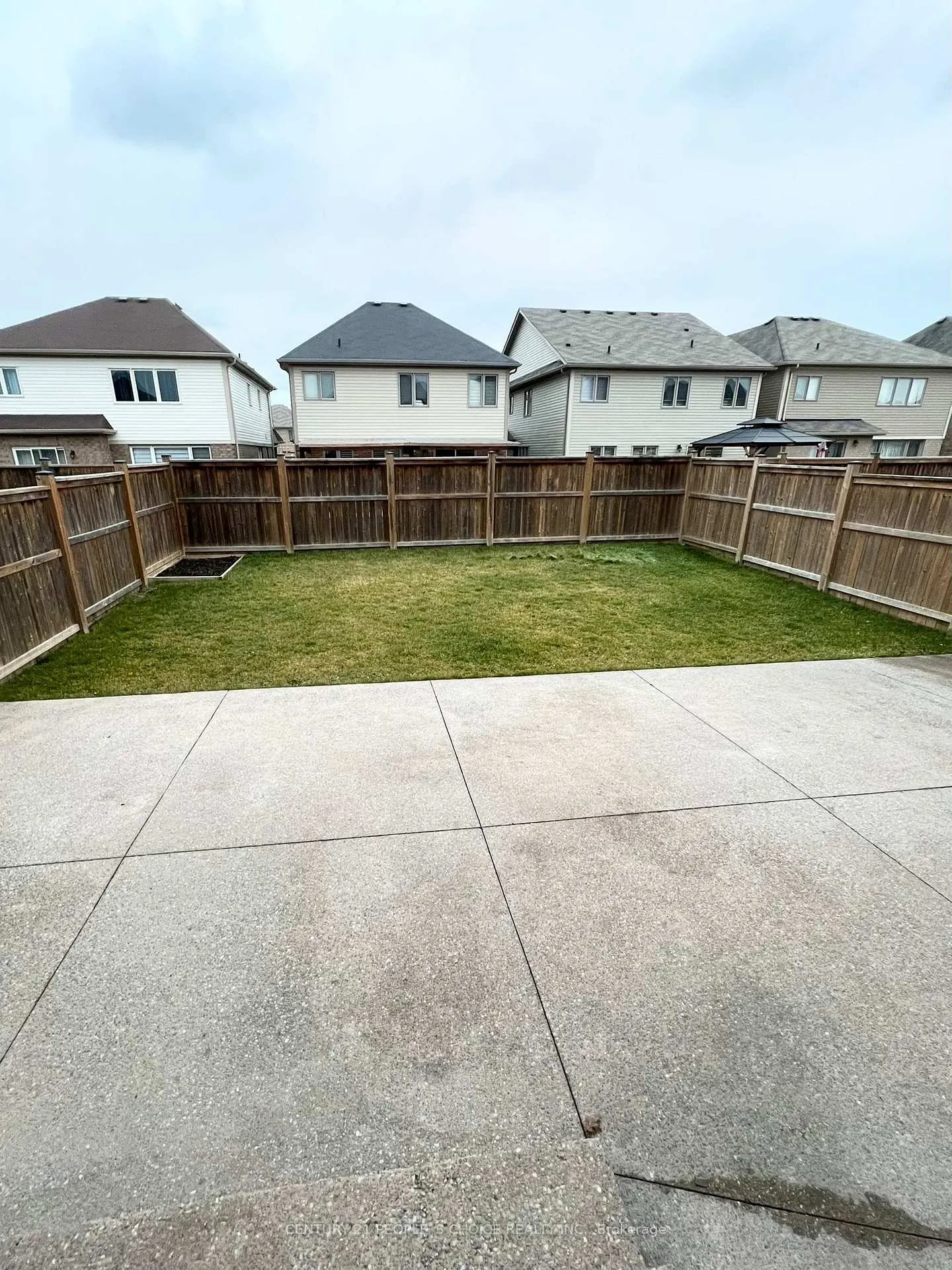 Photo 4 of 7692 Sycamore Drive, Niagara Falls, Brown — HOMEH