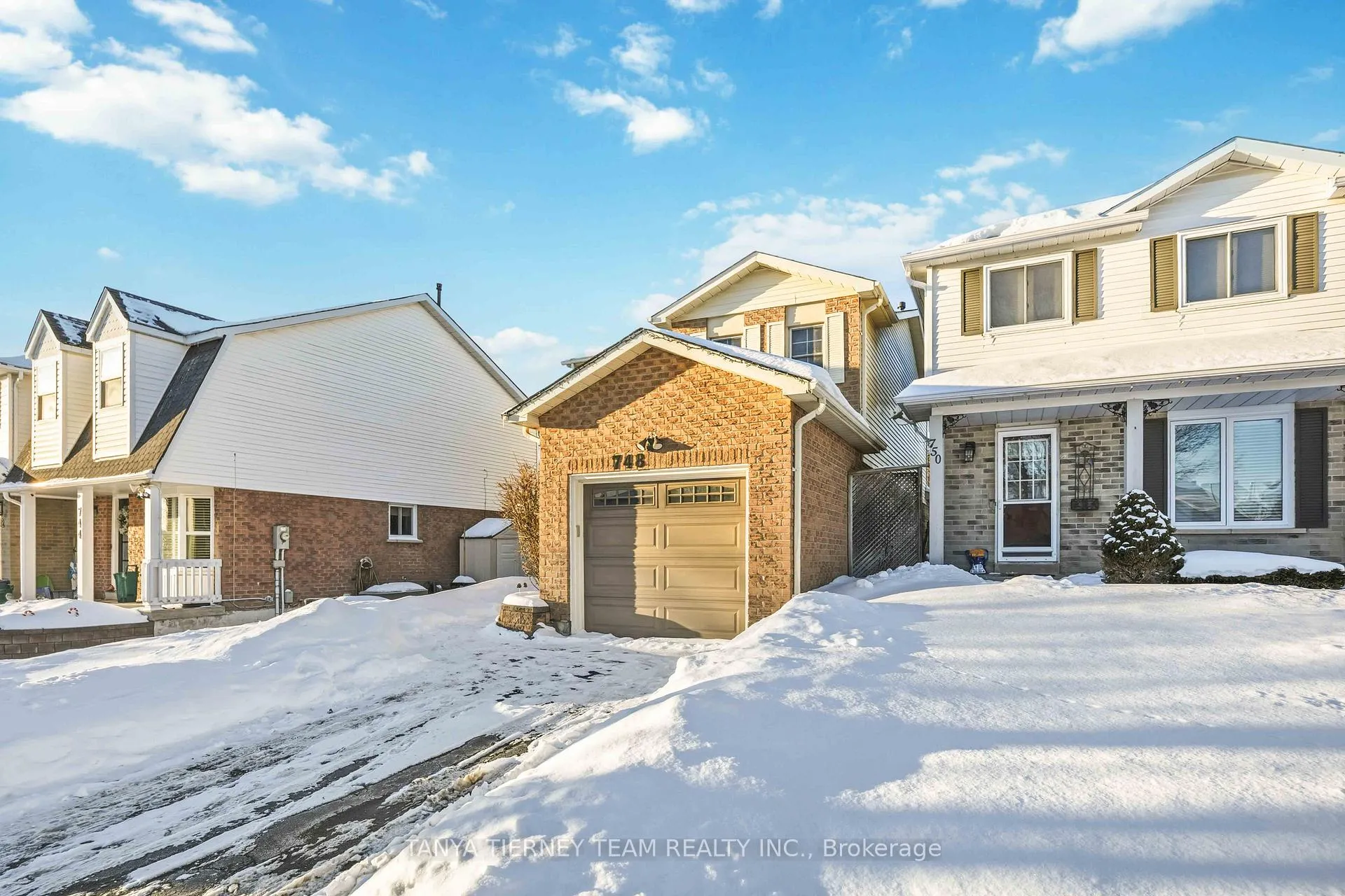 Photo 3 of 748 Bennett Crescent, Oshawa, Pinecrest — HOMEH