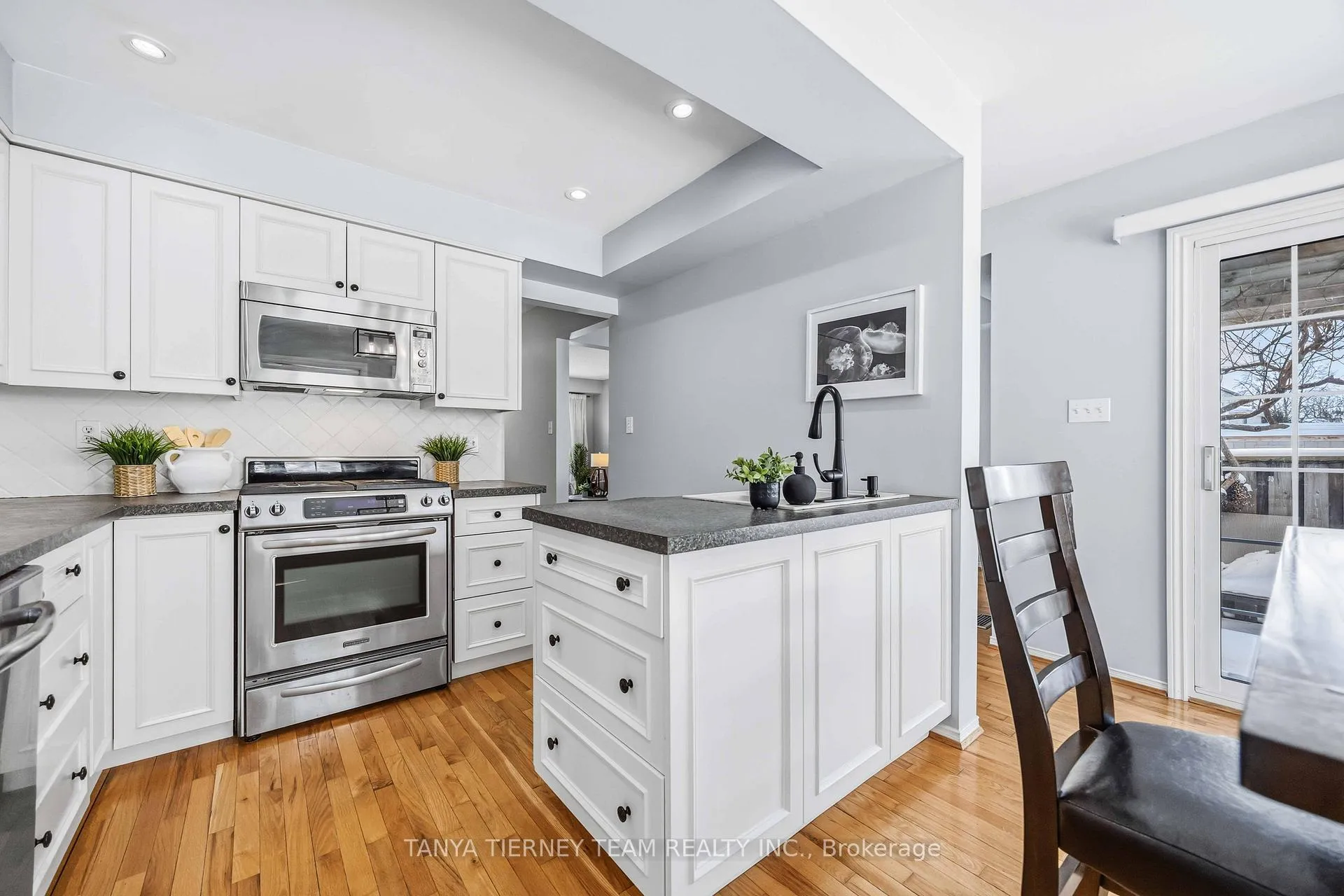 Photo 22 of 748 Bennett Crescent, Oshawa, Pinecrest — HOMEH