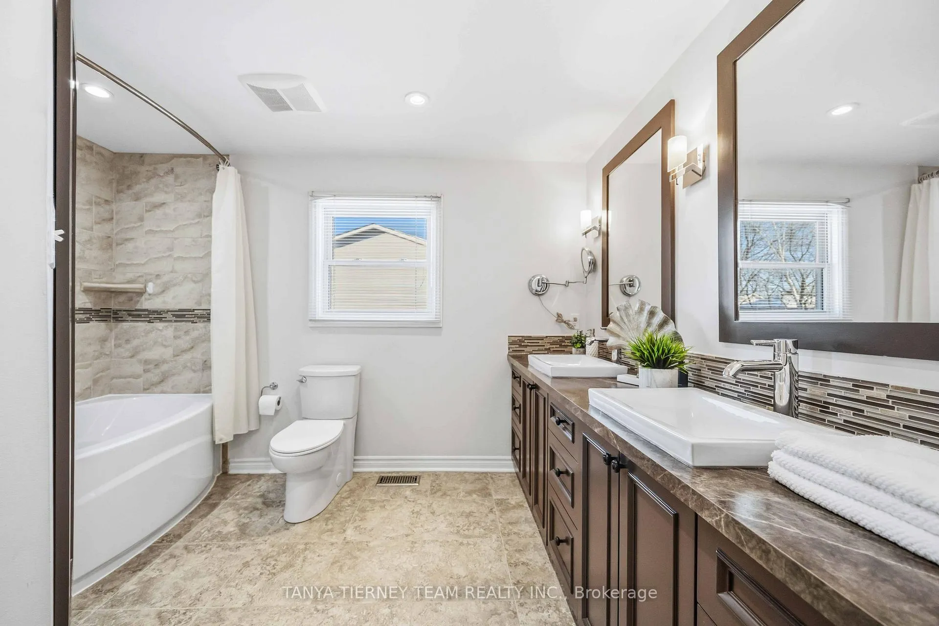 Photo 34 of 748 Bennett Crescent, Oshawa, Pinecrest — HOMEH