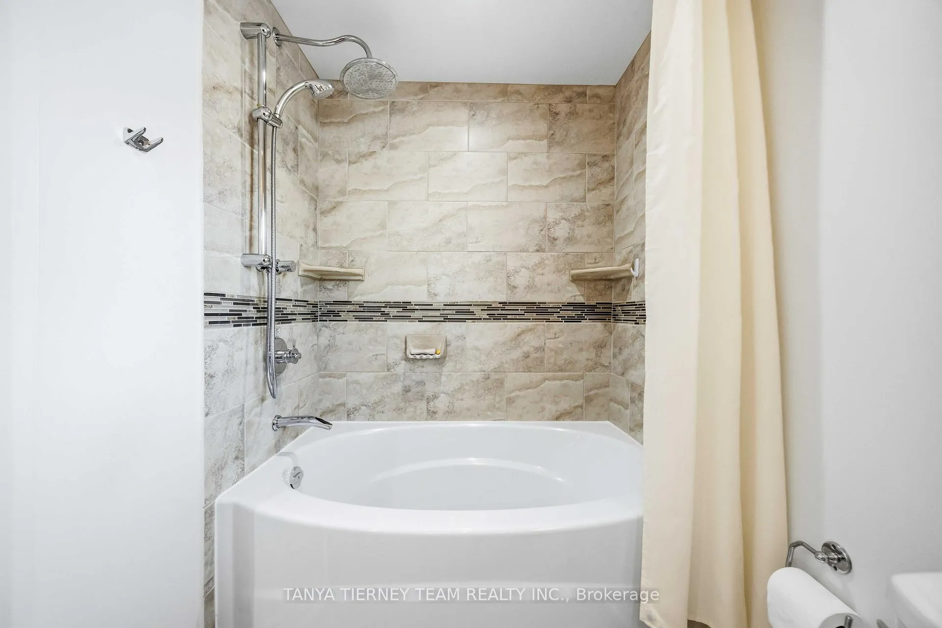 Photo 35 of 748 Bennett Crescent, Oshawa, Pinecrest — HOMEH