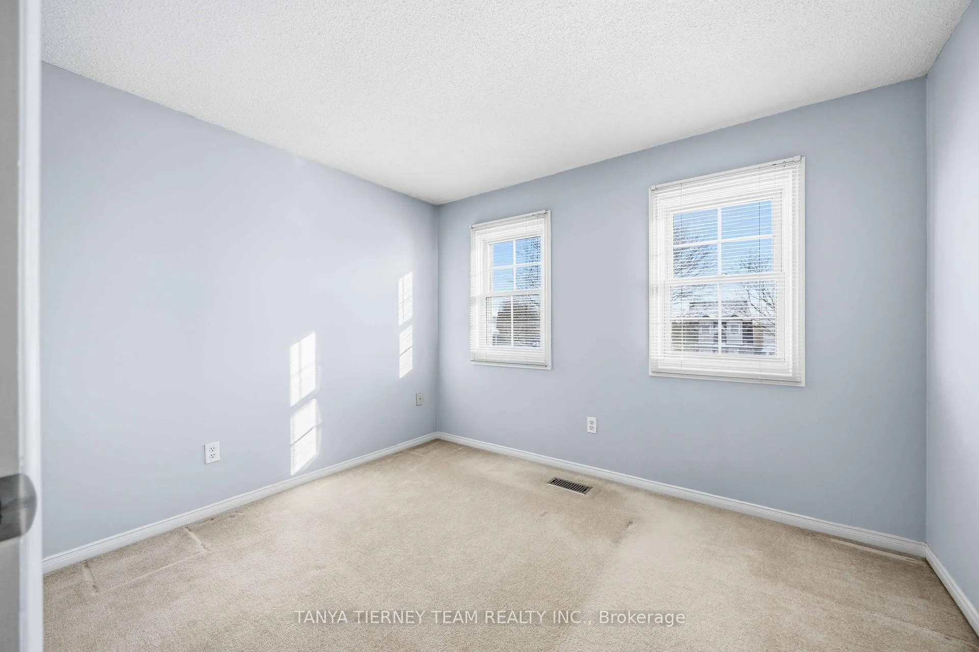 Photo 38 of 748 Bennett Crescent, Oshawa, Pinecrest — HOMEH