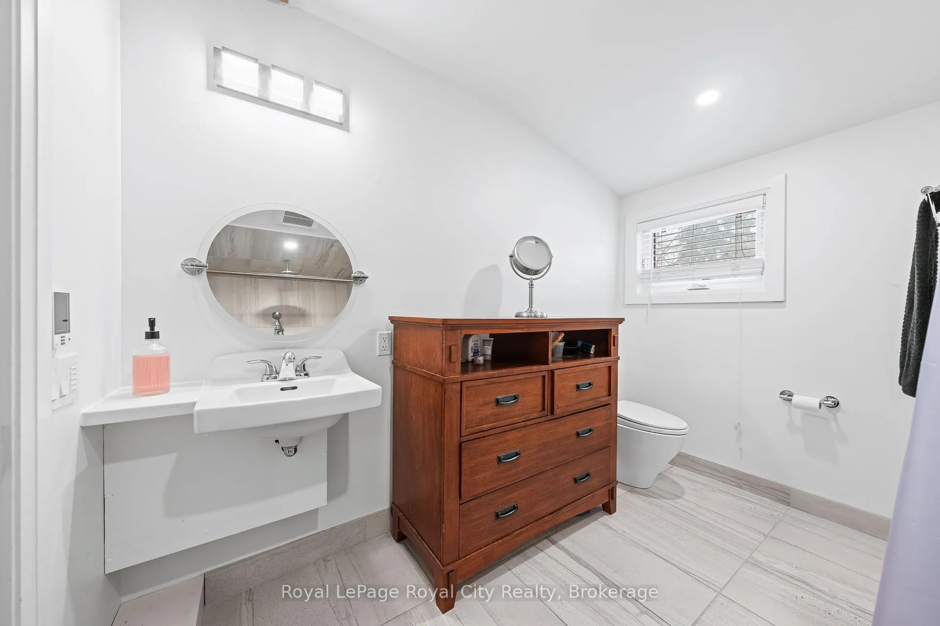 Photo 11 of 138 Arthur Street N, Guelph, St. George's — HOMEH