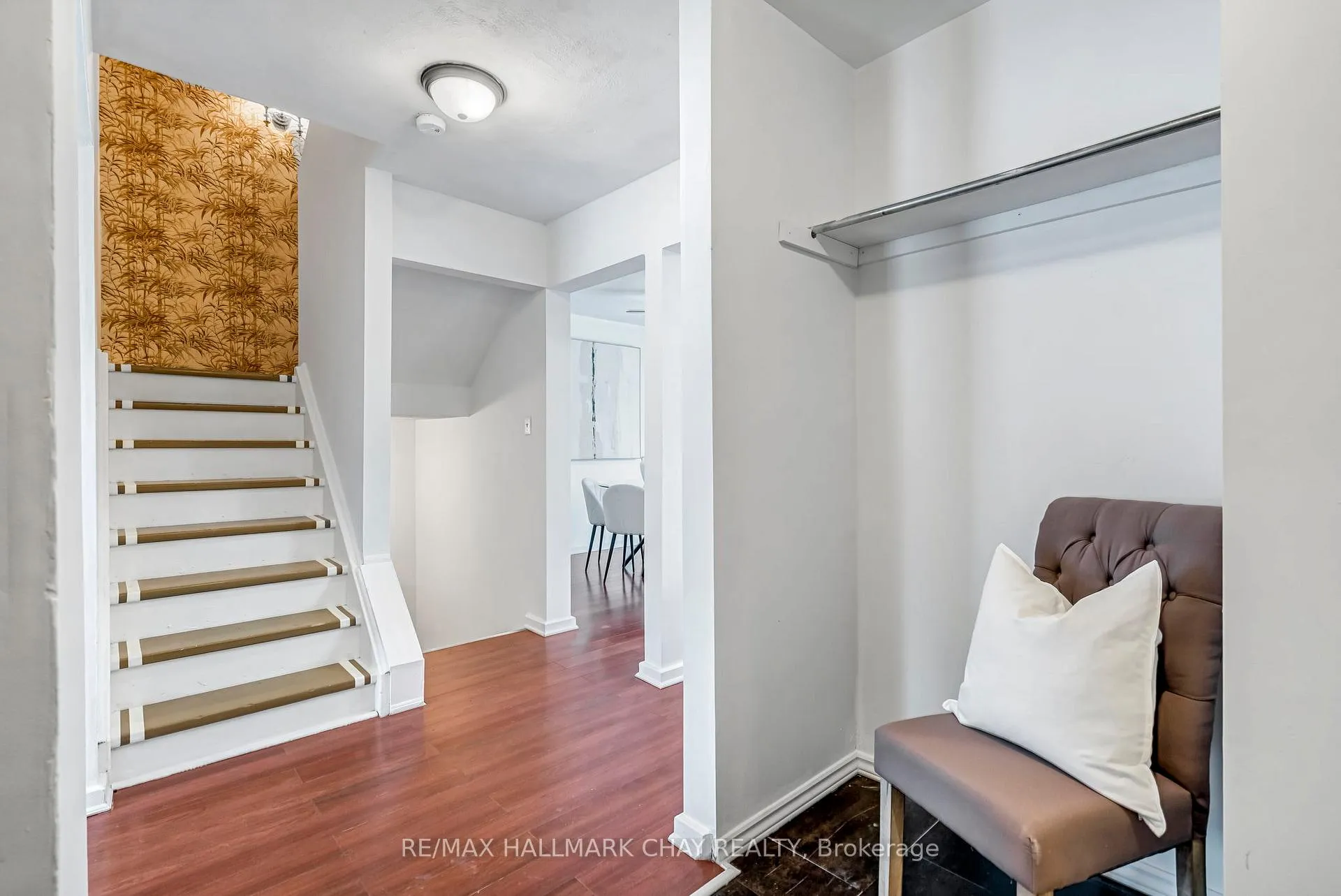 Photo 3 of 28 Wilde Place, Barrie, Letitia Heights — HOMEH