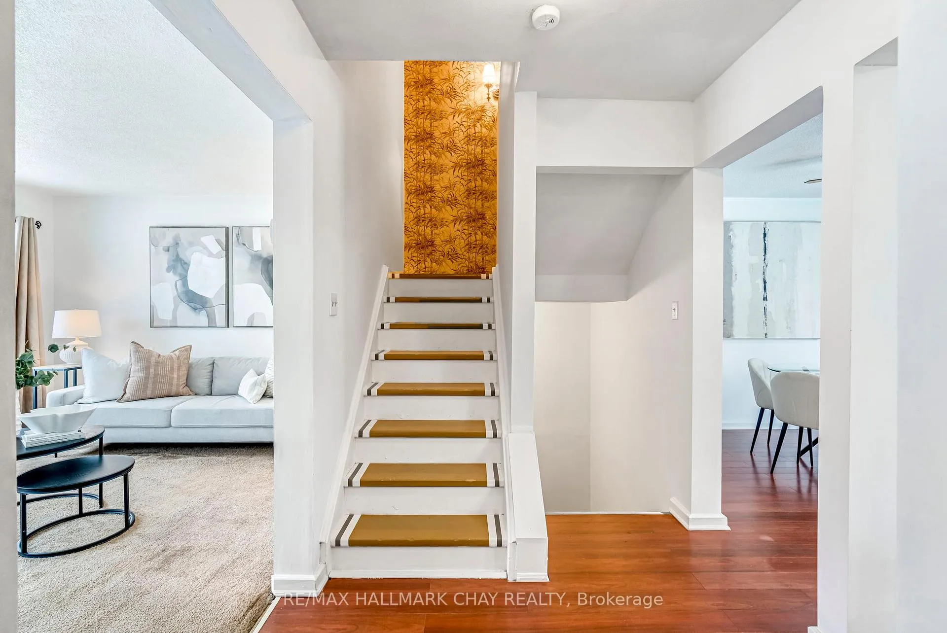 Photo 4 of 28 Wilde Place, Barrie, Letitia Heights — HOMEH