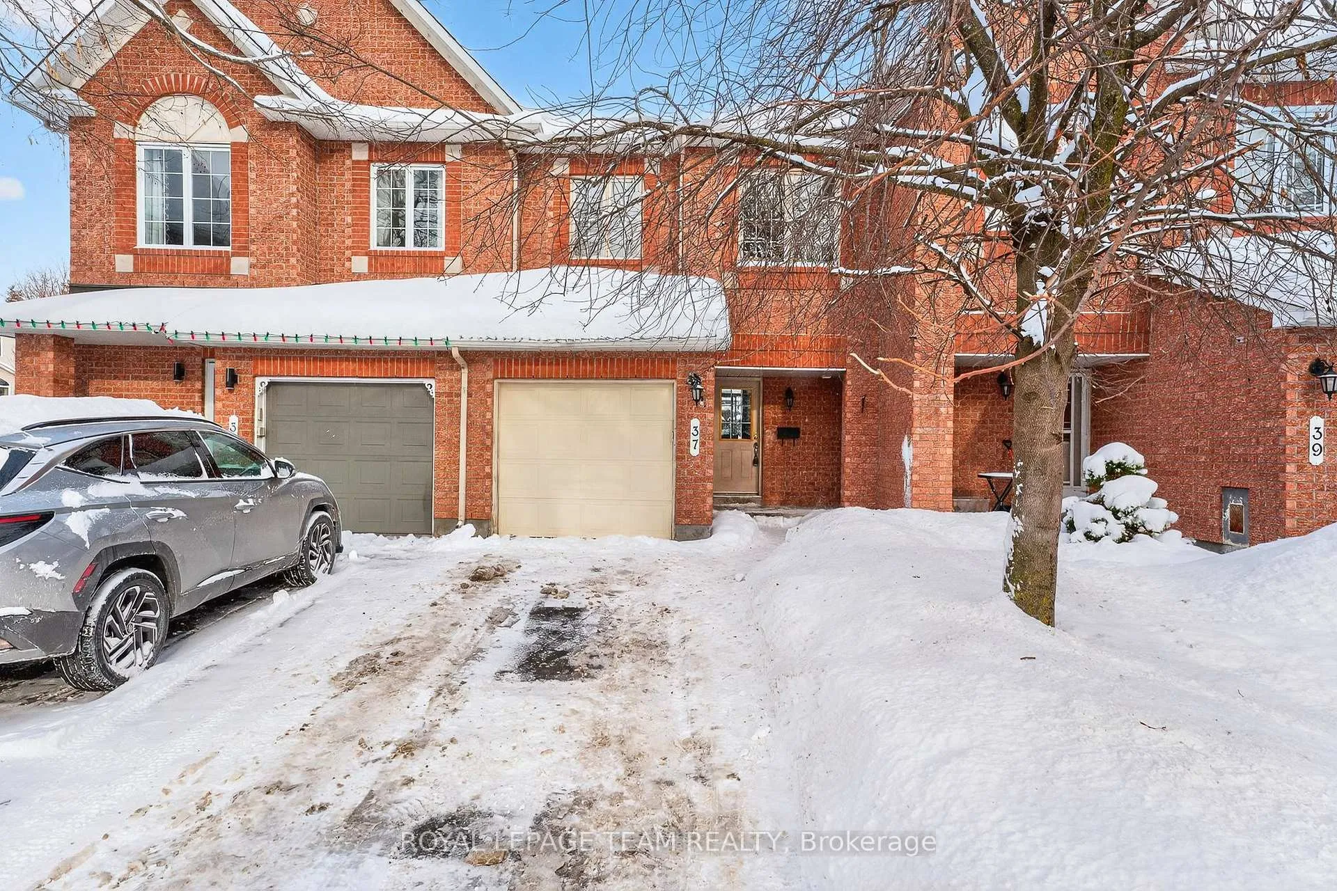 Photo 3 of 37 Flowertree Crescent, Ottawa, Kanata - Emerald Meadows/Trailwest — HOMEH