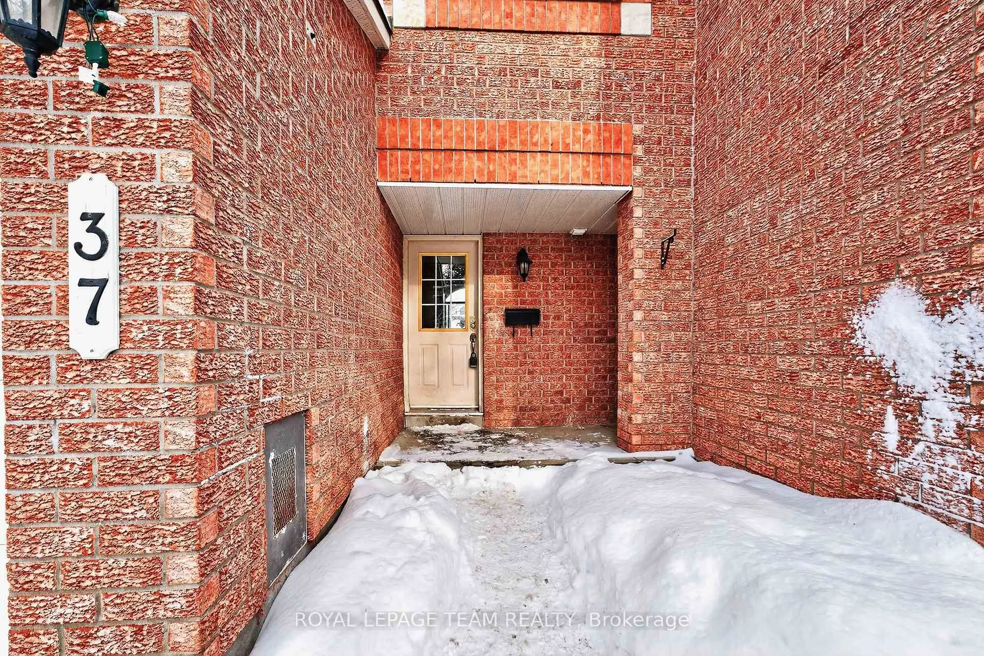 Photo 4 of 37 Flowertree Crescent, Ottawa, Kanata - Emerald Meadows/Trailwest — HOMEH