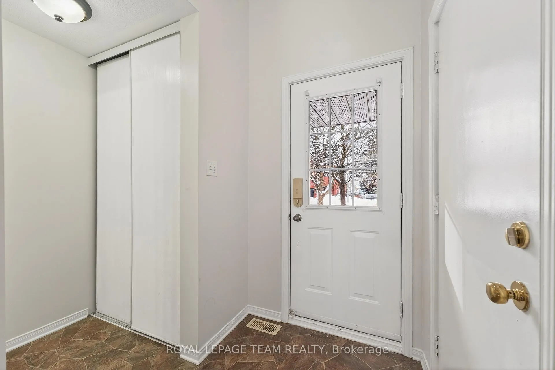 Photo 5 of 37 Flowertree Crescent, Ottawa, Kanata - Emerald Meadows/Trailwest — HOMEH