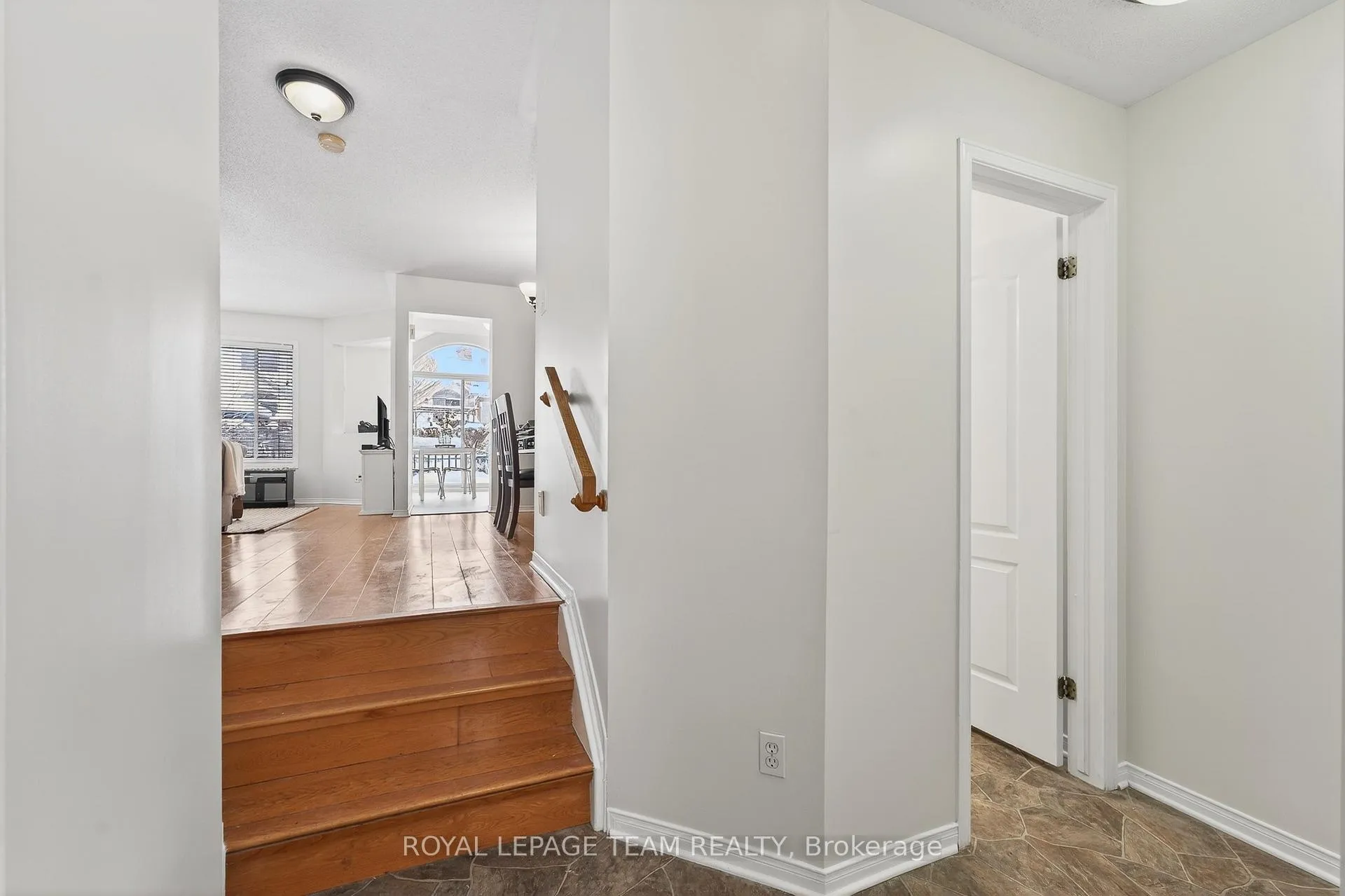 Photo 6 of 37 Flowertree Crescent, Ottawa, Kanata - Emerald Meadows/Trailwest — HOMEH