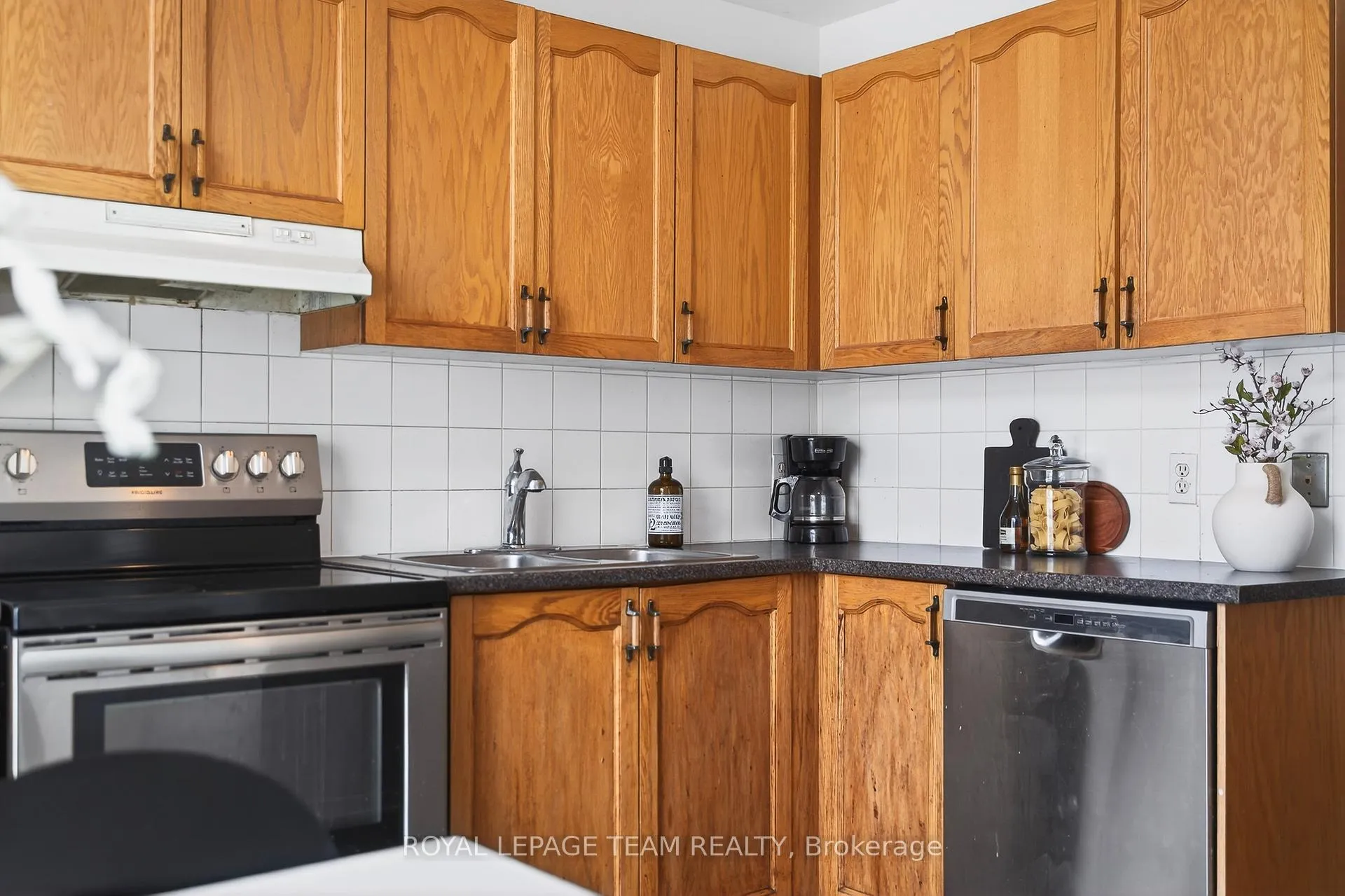 Photo 23 of 37 Flowertree Crescent, Ottawa, Kanata - Emerald Meadows/Trailwest — HOMEH