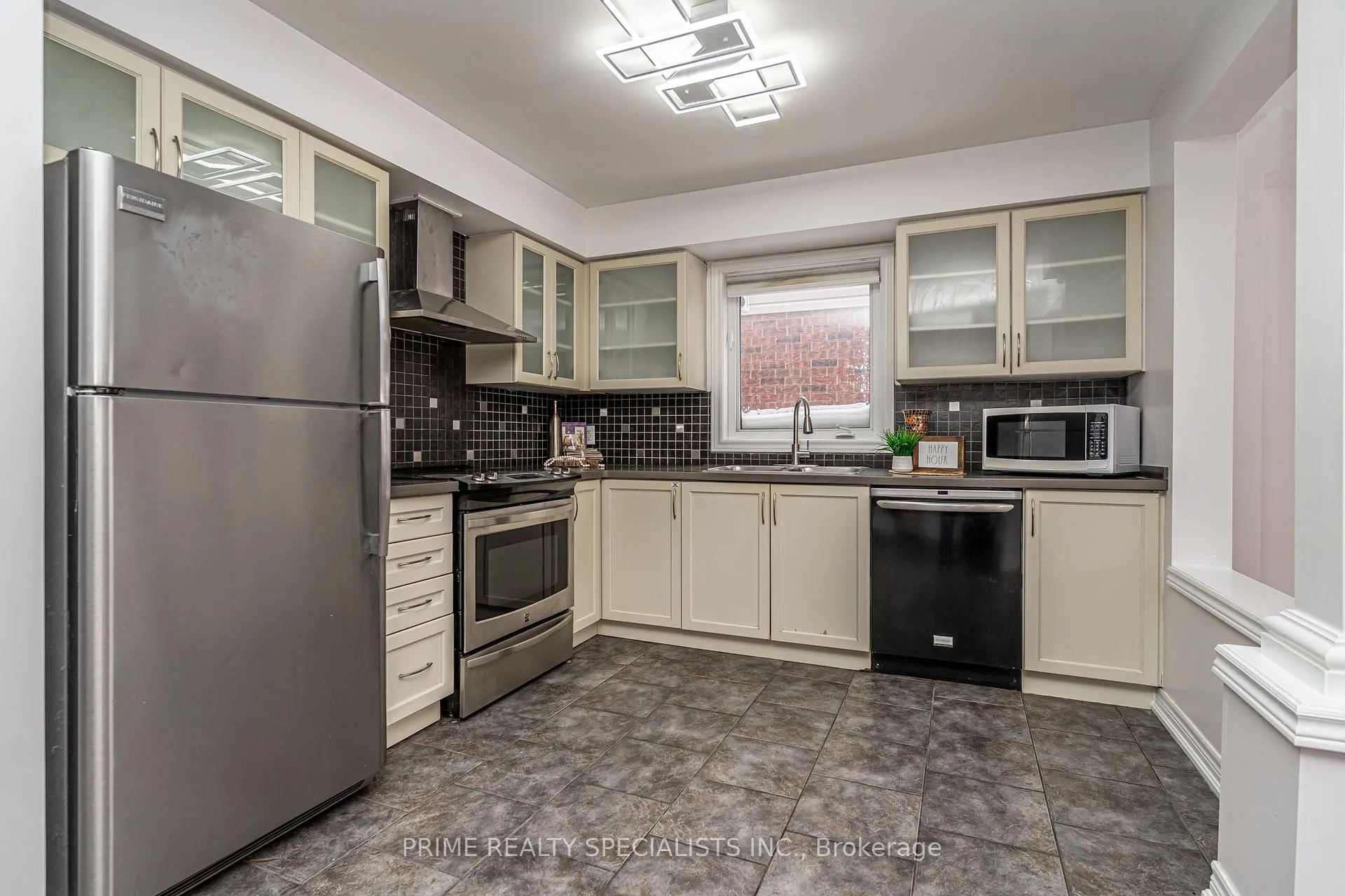 Photo 10 of 8460 Kelsey Crescent, Niagara Falls, Forestview — HOMEH